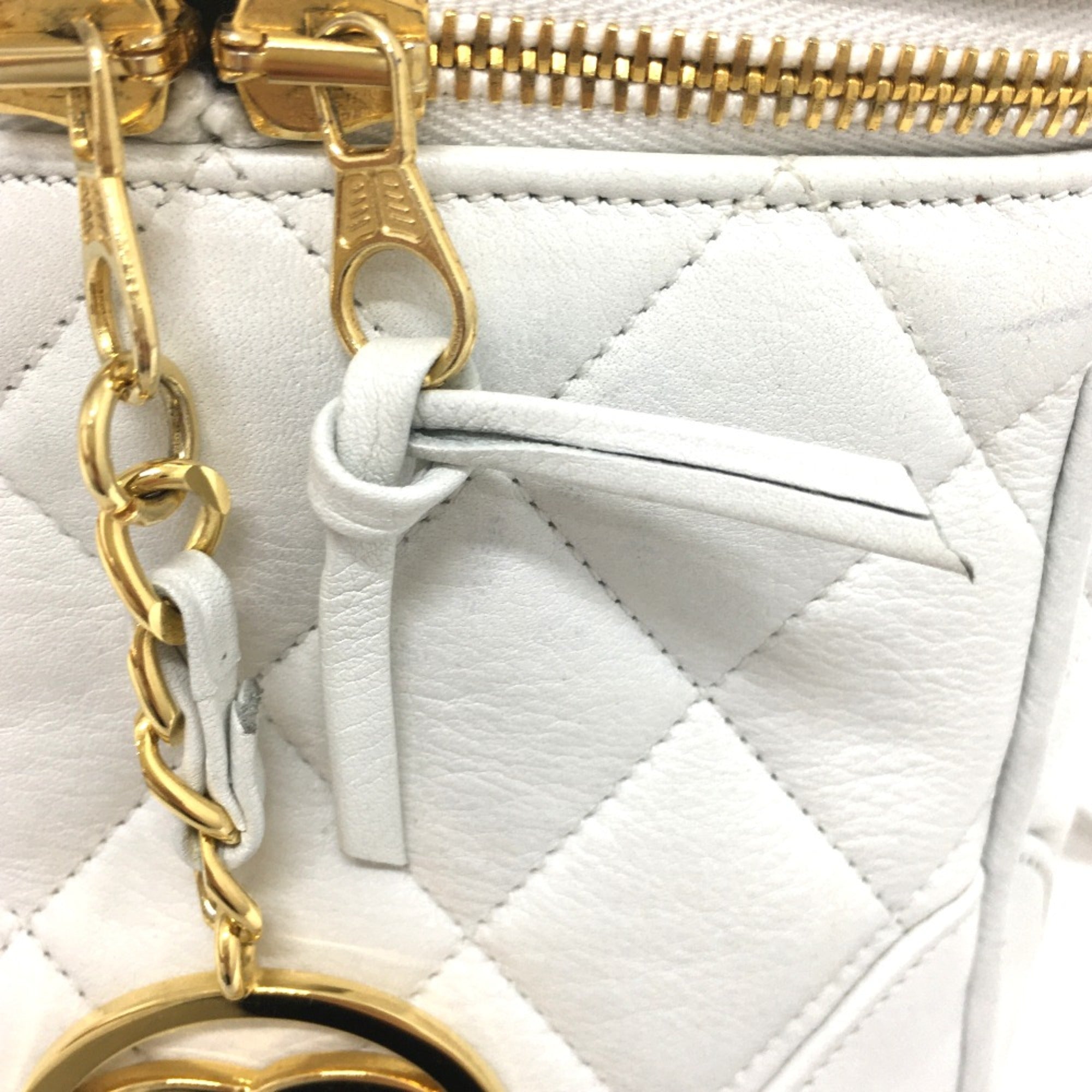 Chanel White Leather Shoulder Bag (Pre-Owned)