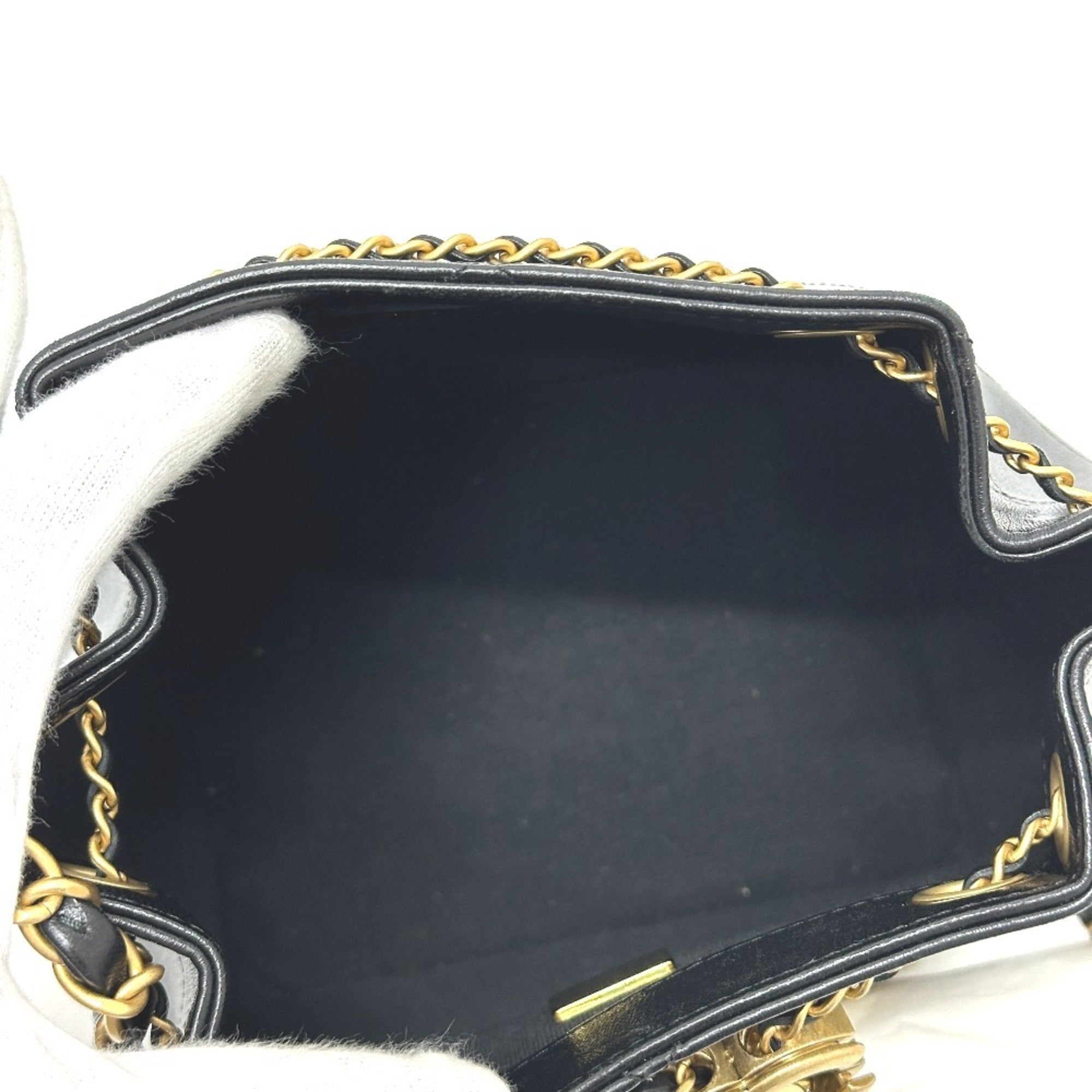 Chanel Black Leather Shoulder Bag (Pre-Owned)