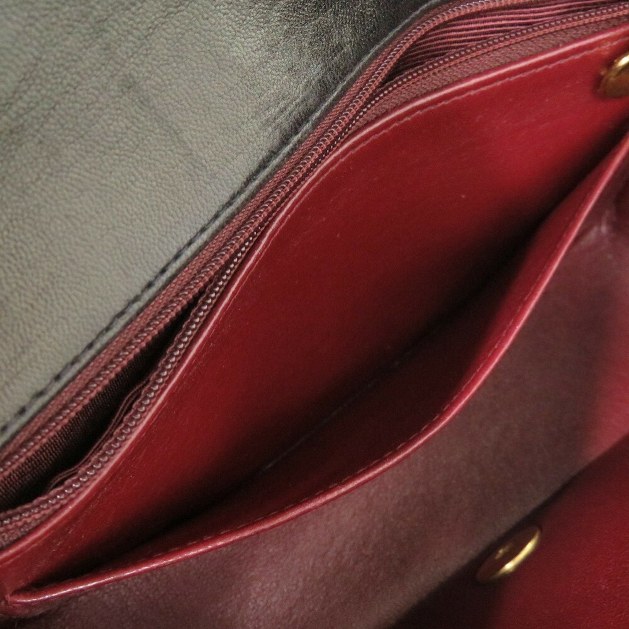 Chanel Black Leather Shoulder Bag (Pre-Owned)
