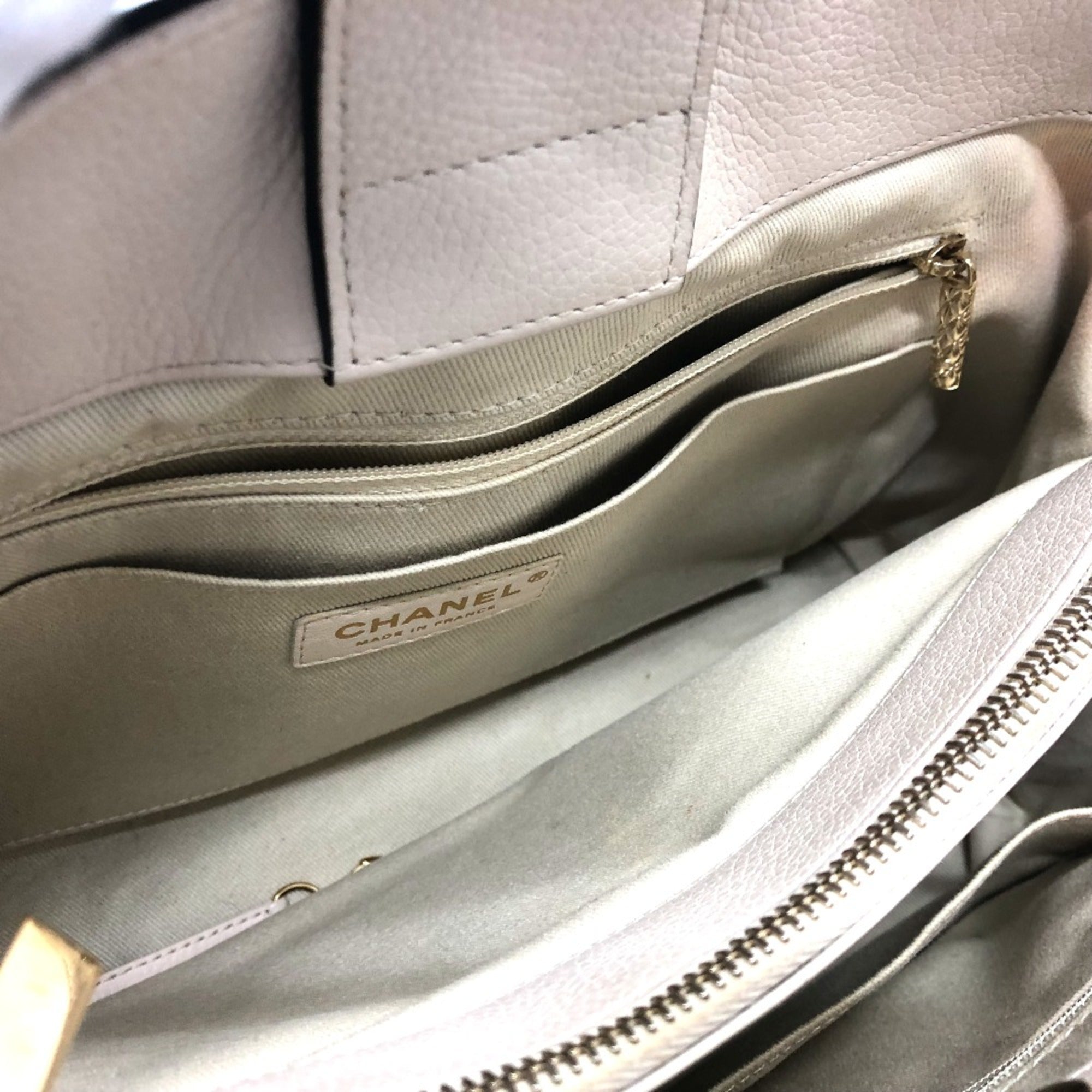 Chanel Black Leather Shoulder Bag (Pre-Owned)