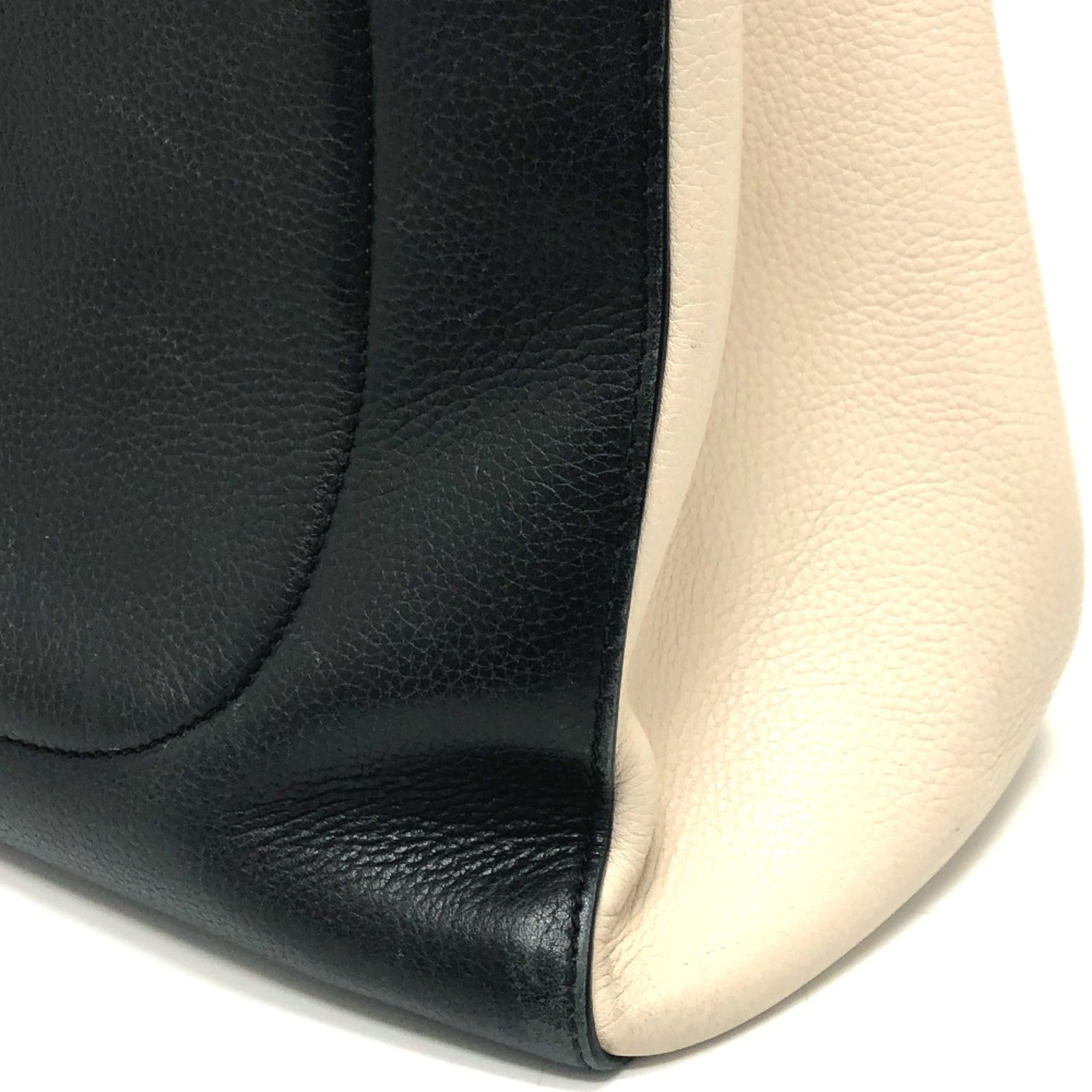 Chanel Black Leather Shoulder Bag (Pre-Owned)