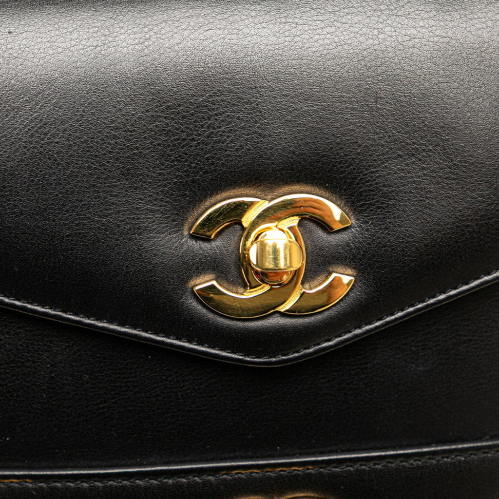 Chanel Black Leather Fanny Pack Shoulder Bag (Pre-Owned)