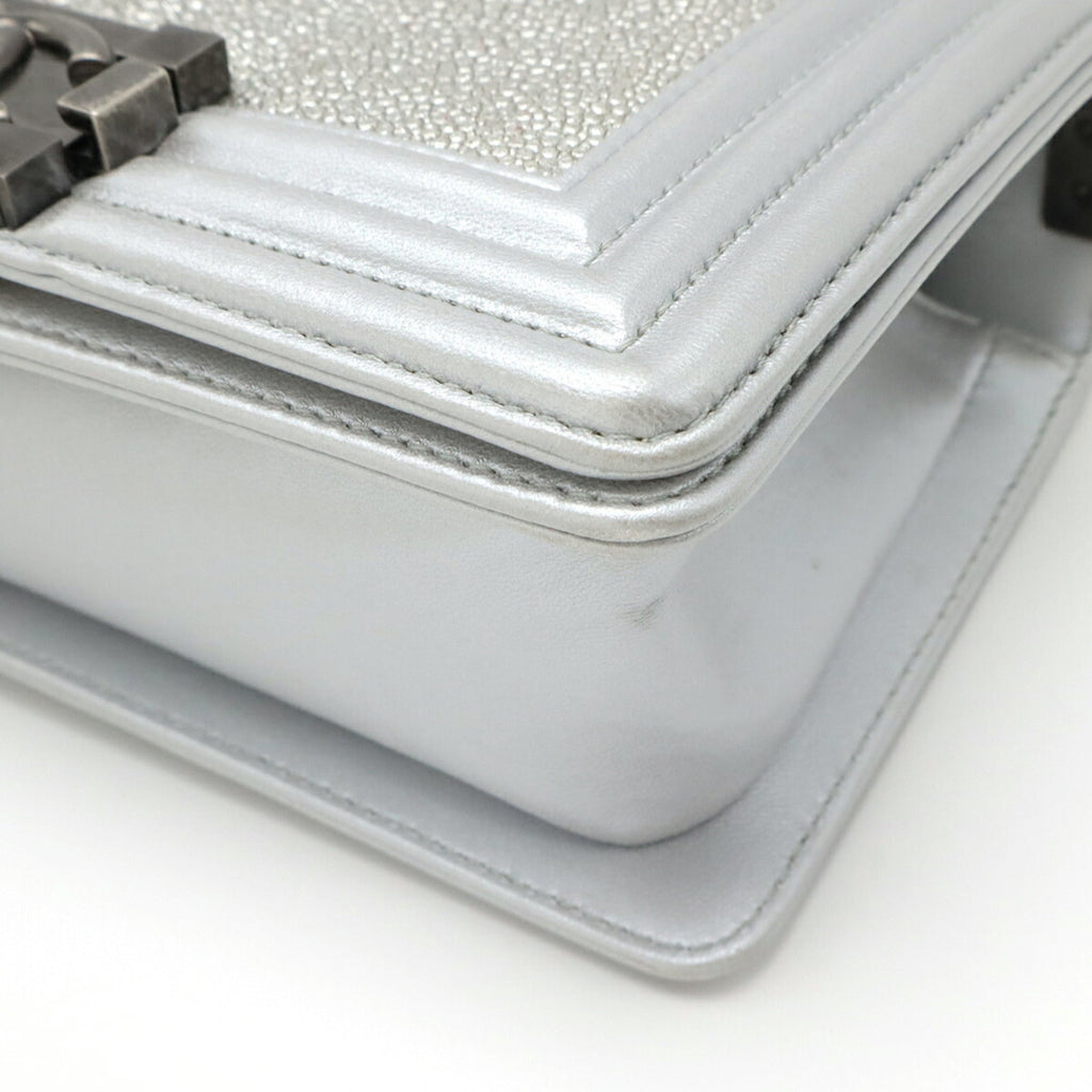Chanel Boy Chanel Metallic Silver Leather Pochette Shoulder Bag (Pre-Owned)