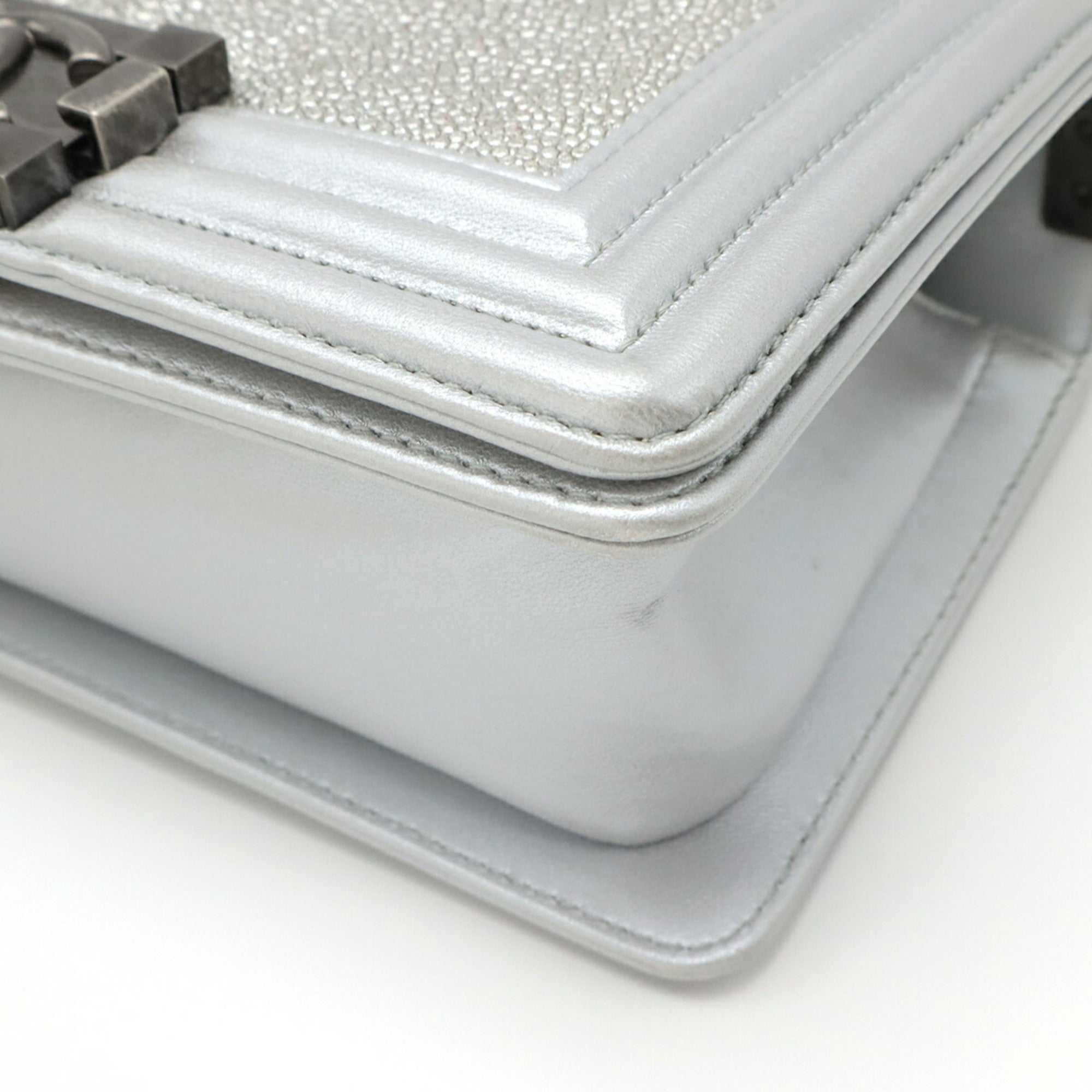 Chanel Boy Chanel Metallic Silver Leather Pochette Shoulder Bag (Pre-Owned)