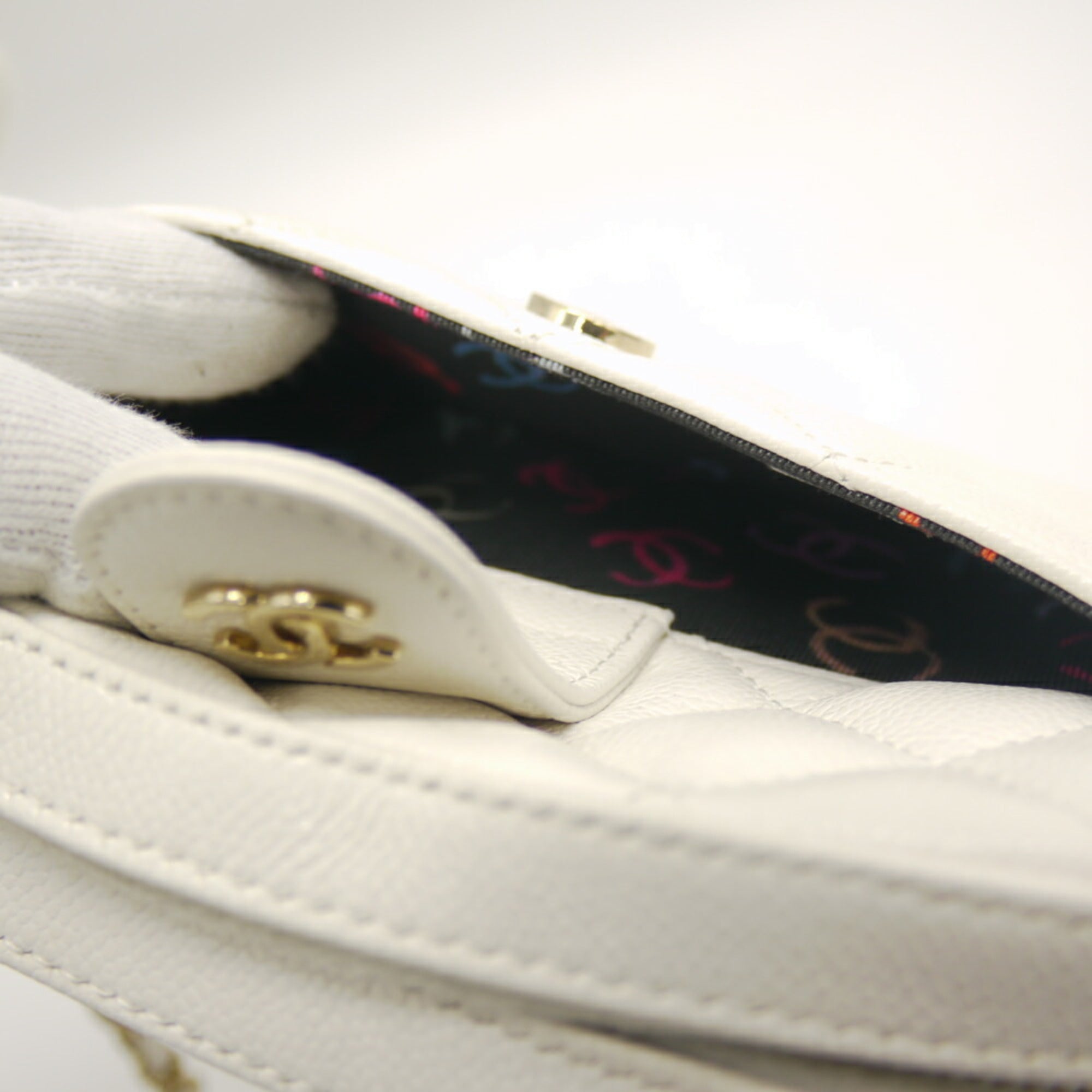 Chanel White Grained Calfskin Shoulder Bag (Pre-Owned)