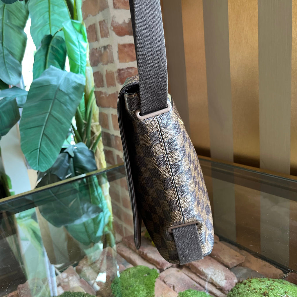 LOUIS VUITTON District Damier Ebene Canvas Messenger Crossbody Bag