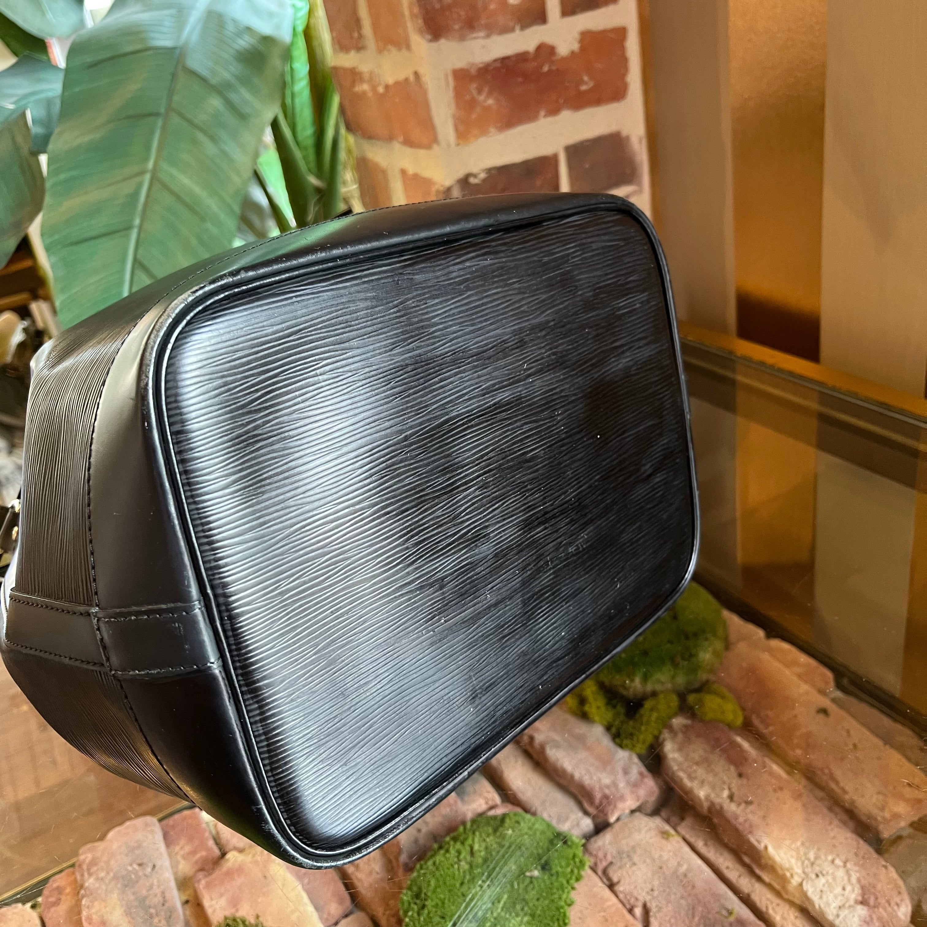 LOUIS VUITTON Noé Black Epi Leather Bucket Bag