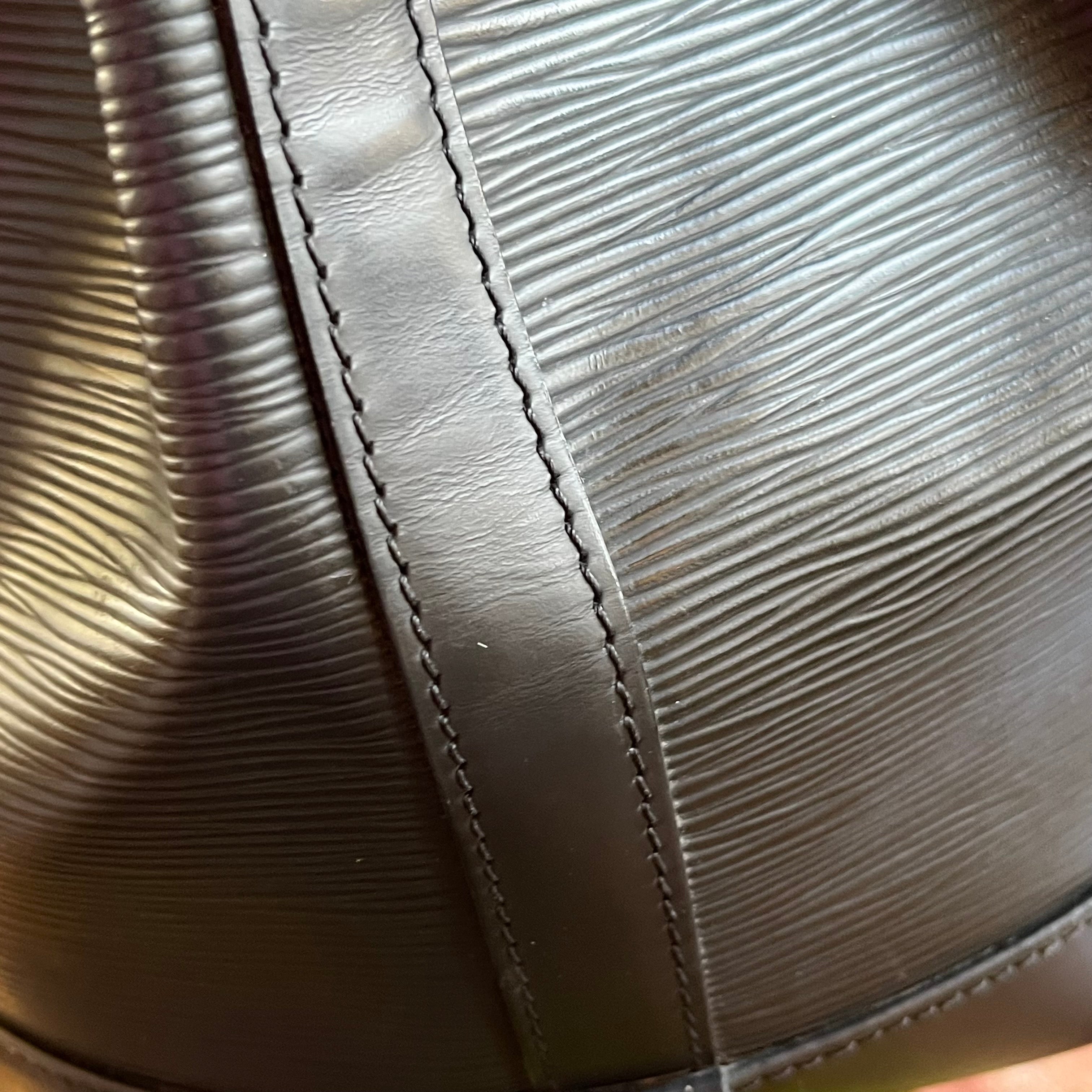 LOUIS VUITTON Noé Black Epi Leather Bucket Bag