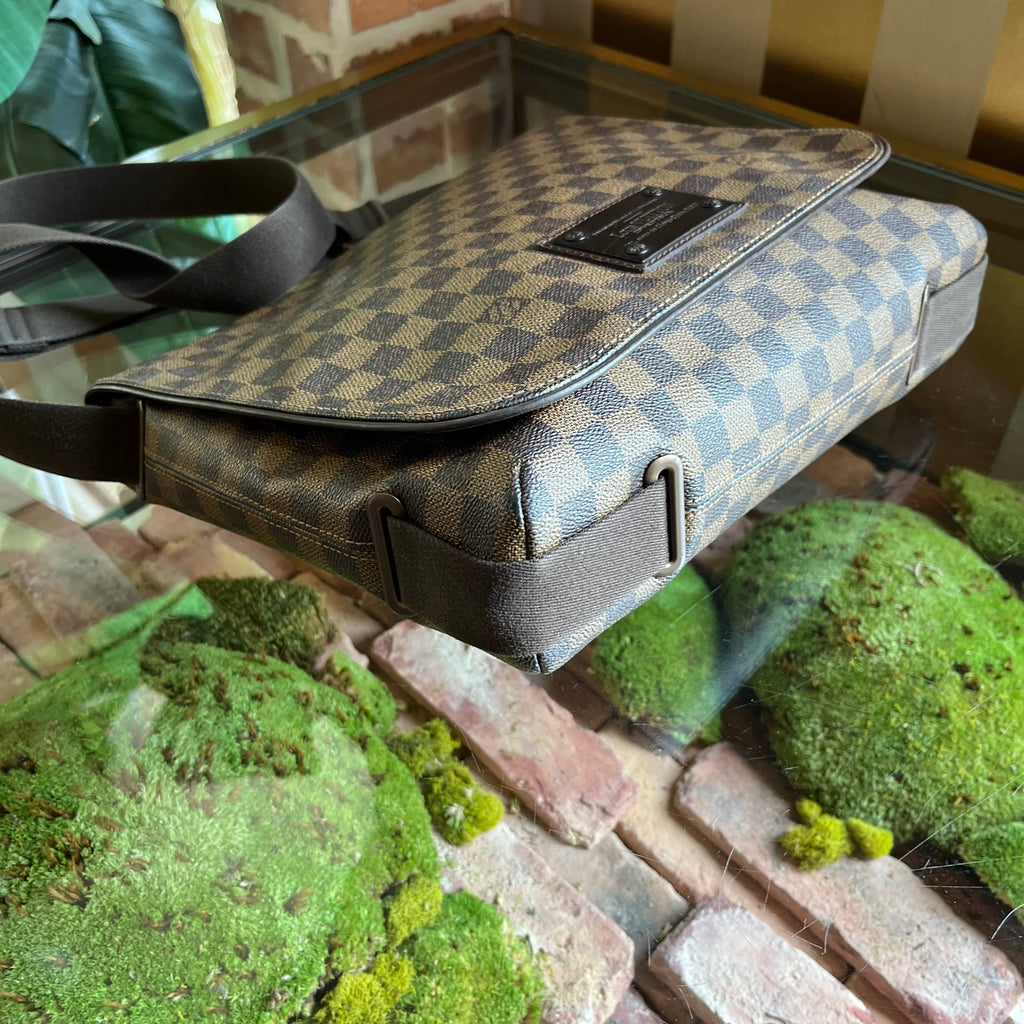 LOUIS VUITTON District Damier Ebene Canvas Messenger Crossbody Bag
