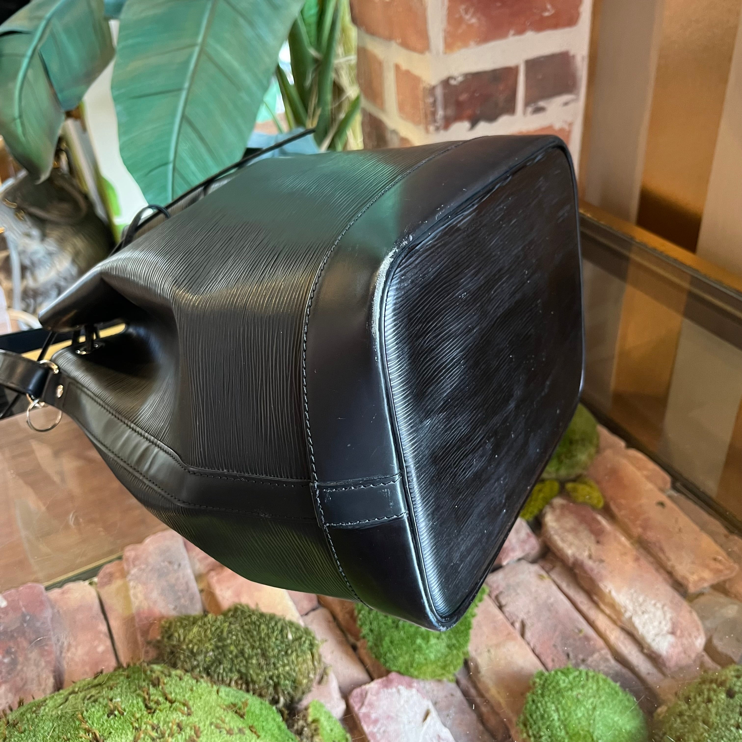 LOUIS VUITTON Noé Black Epi Leather Bucket Bag
