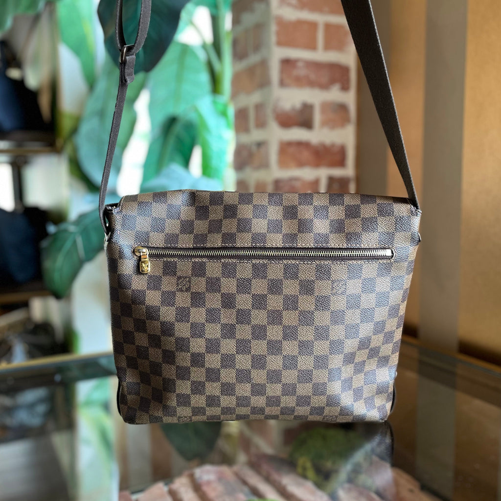 LOUIS VUITTON District Damier Ebene Canvas Messenger Crossbody Bag