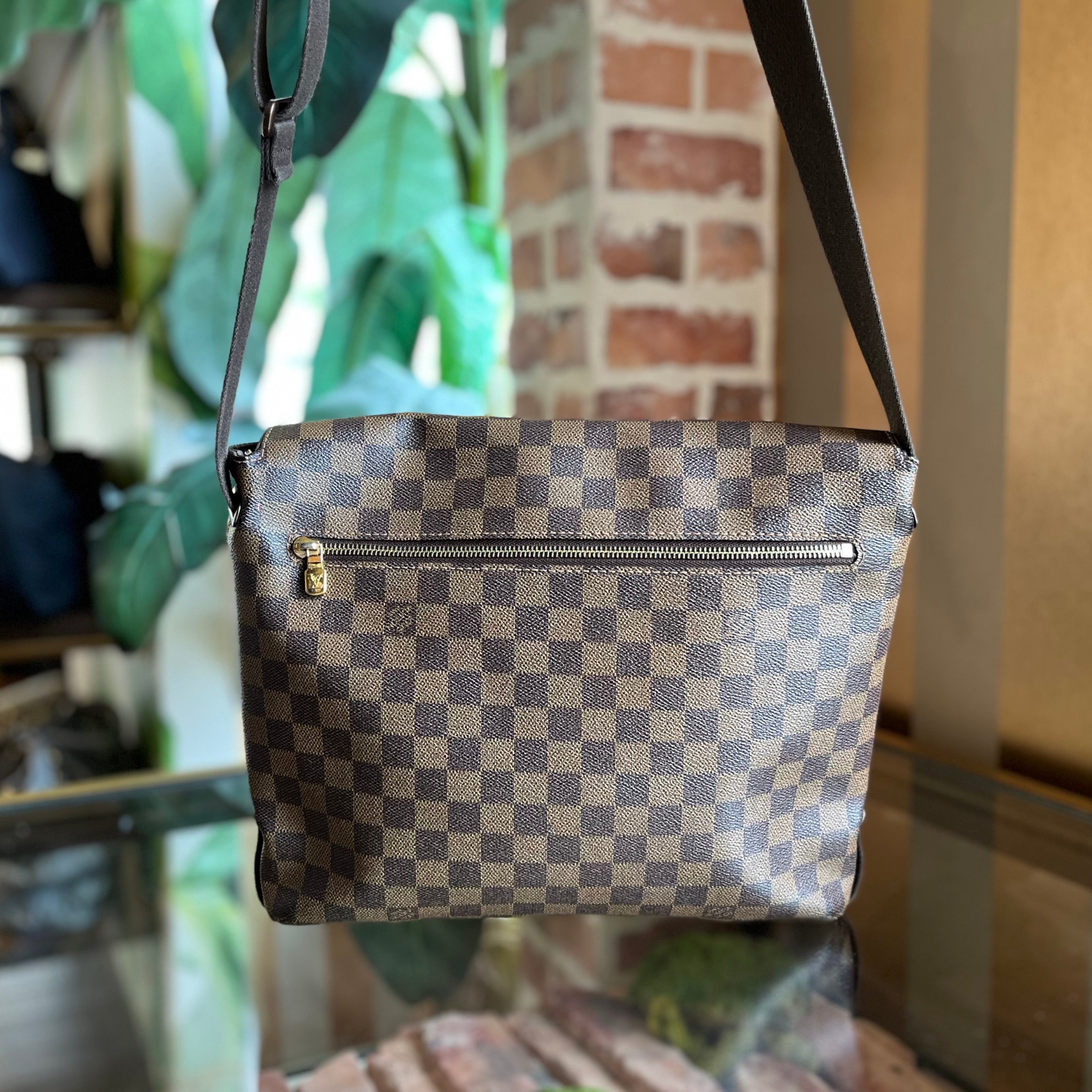LOUIS VUITTON District Damier Ebene Canvas Messenger Crossbody Bag