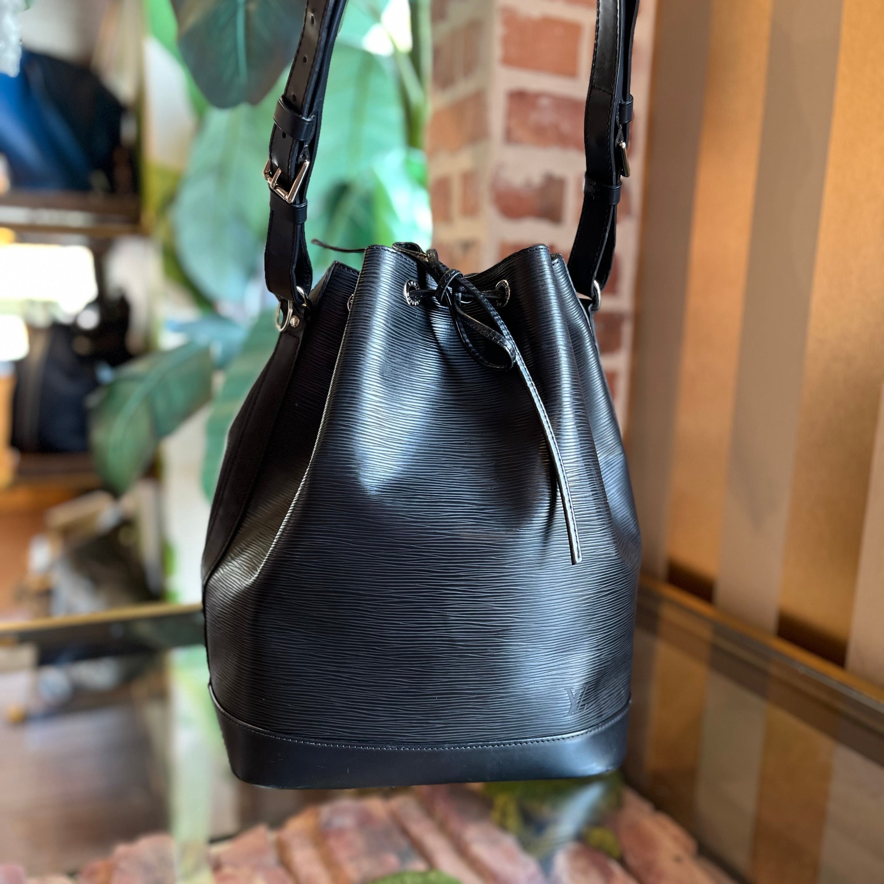 LOUIS VUITTON Noé Black Epi Leather Bucket Bag