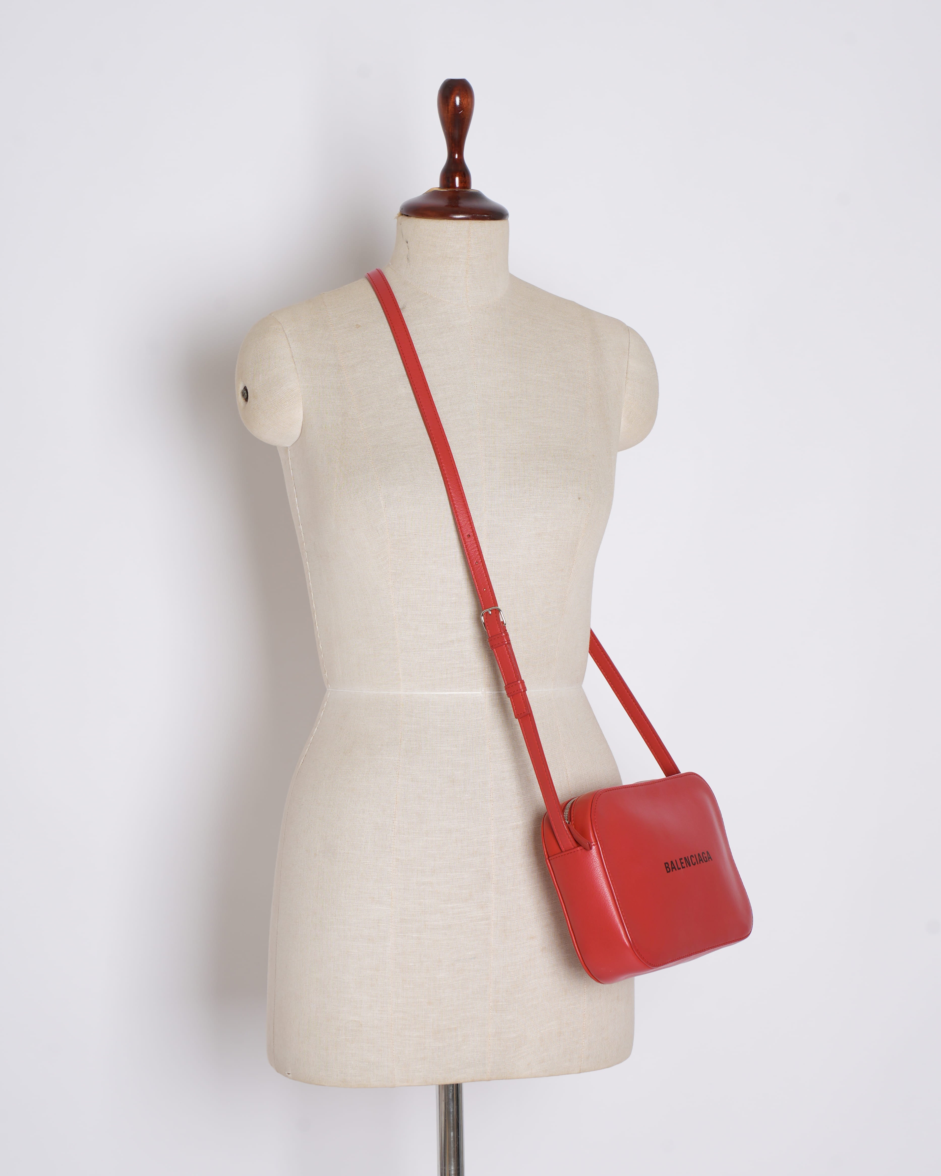 Balenciaga Everyday Camera Bag In Red
