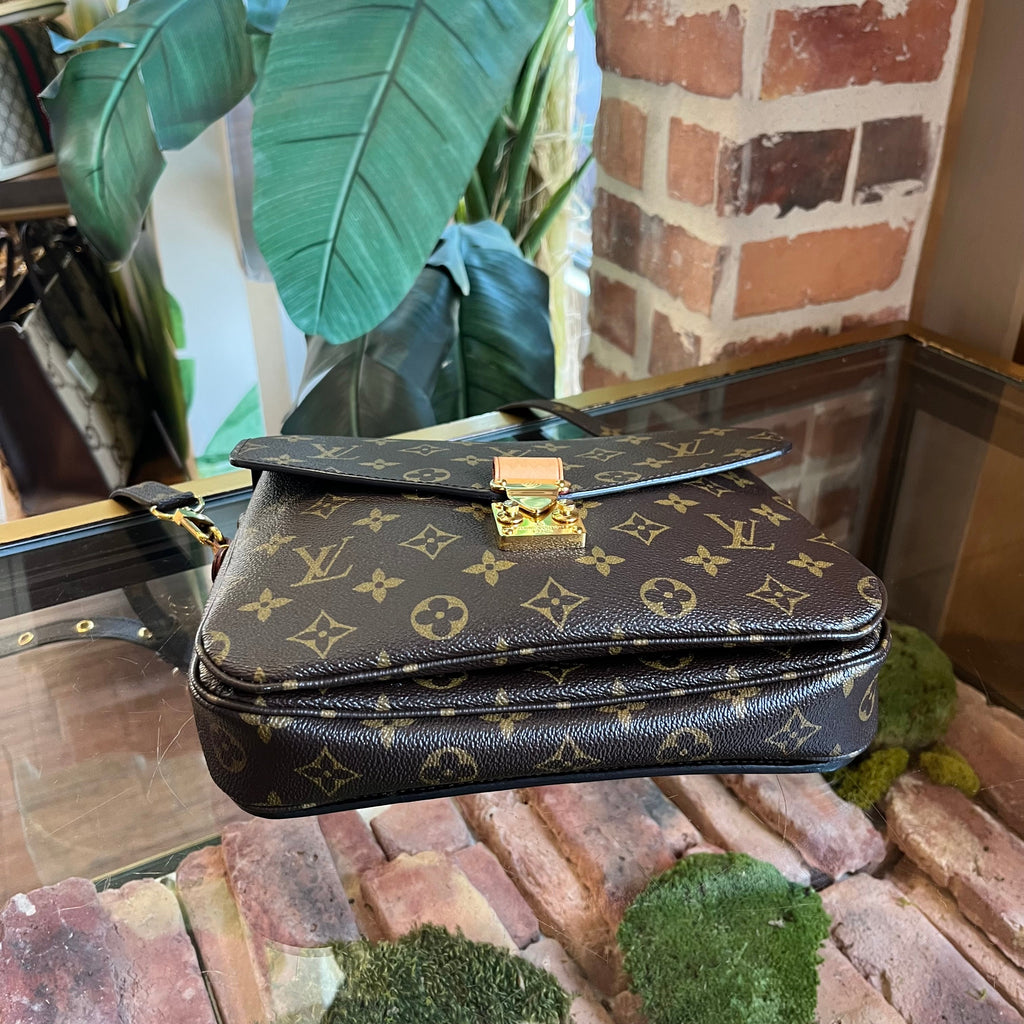 LOUIS VUITTON Pochette Metis Brown Monogram Canvas Shoulder Bag