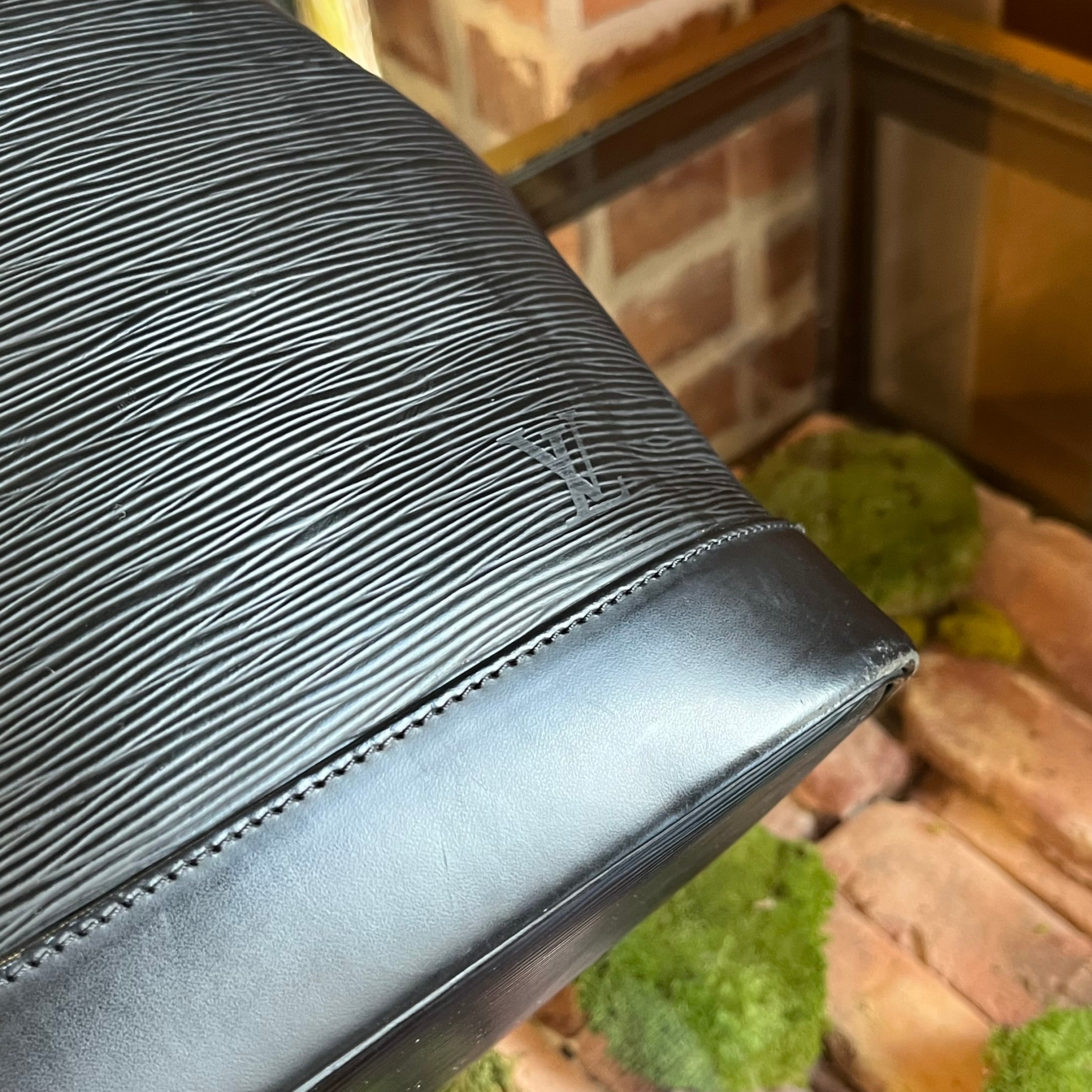 LOUIS VUITTON Noé Black Epi Leather Bucket Bag