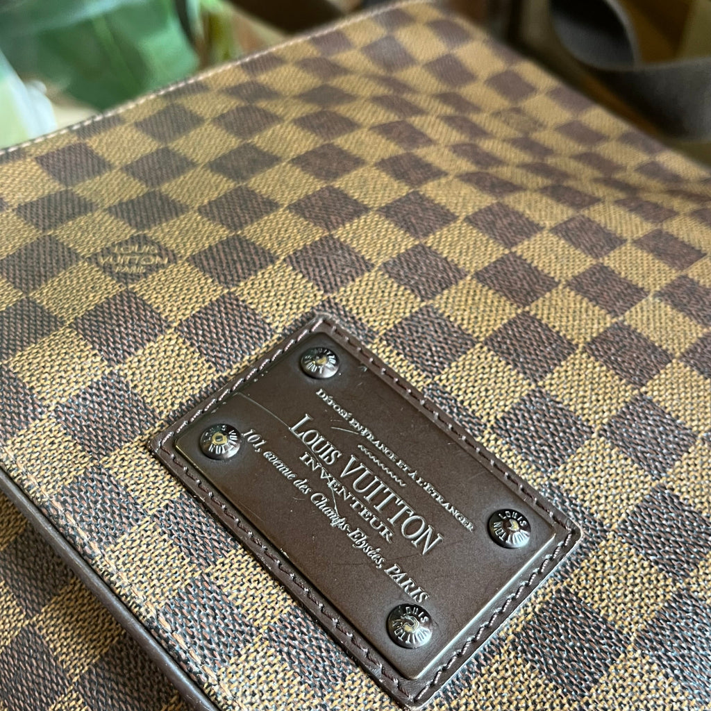 LOUIS VUITTON District Damier Ebene Canvas Messenger Crossbody Bag
