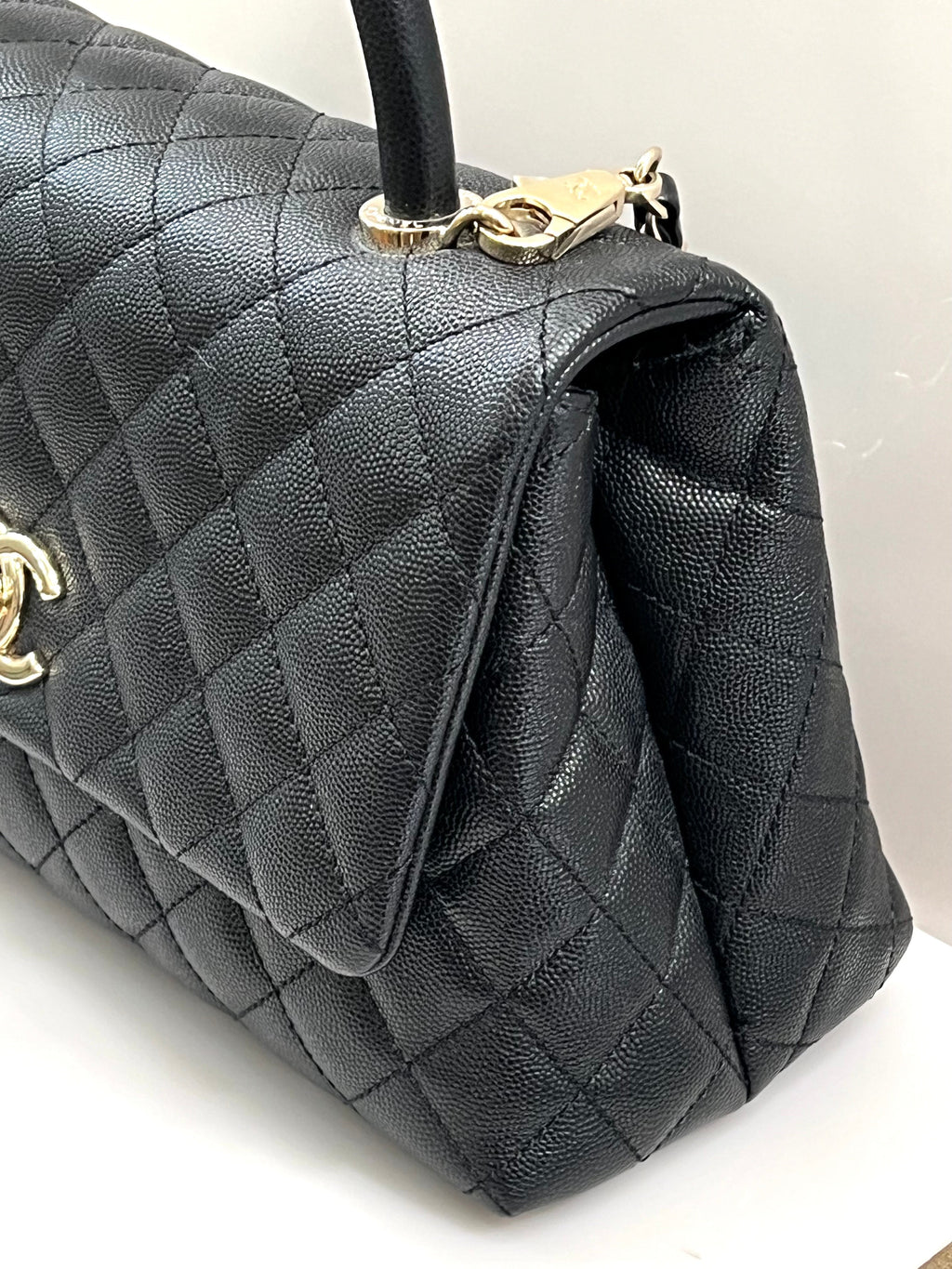 CHANEL CAVIAR QUILTED COCO HANDLE 21P MEDIUM SHOULDER BAG