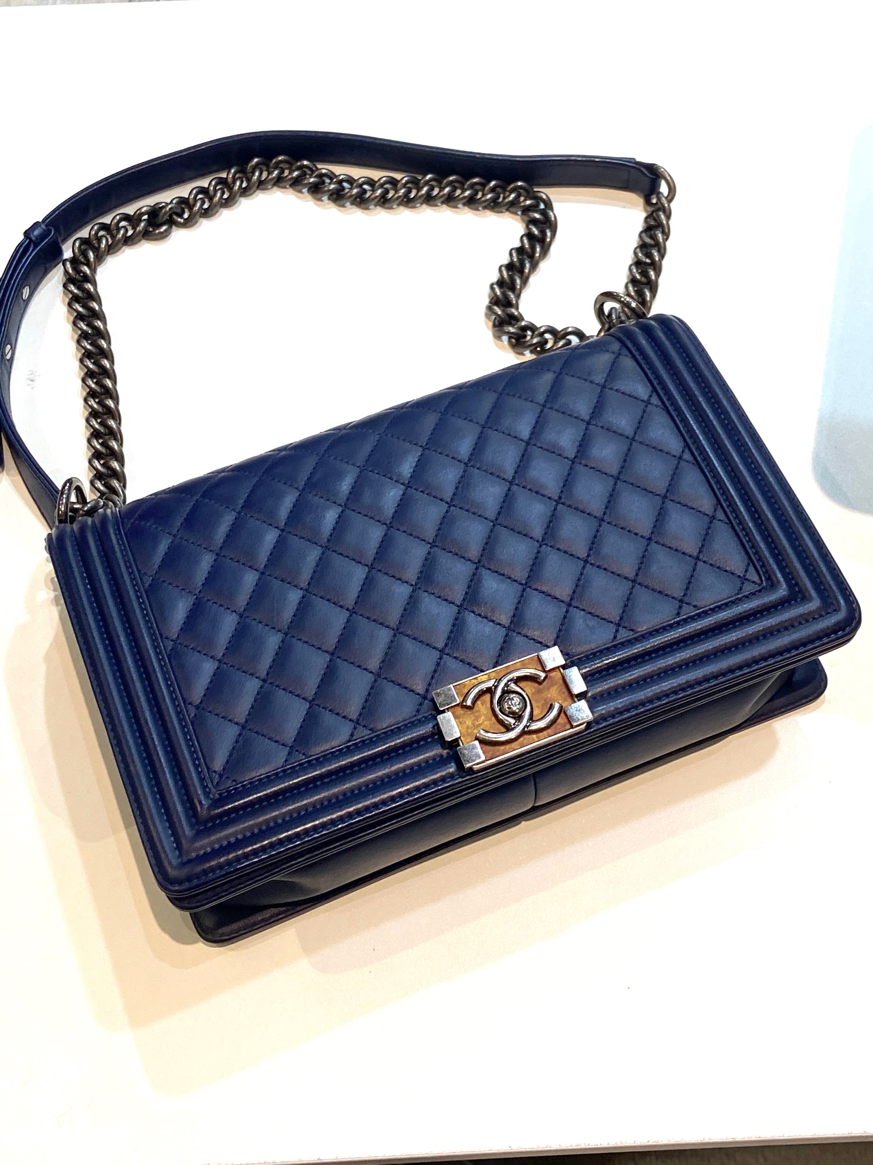 CHANEL QUILTED CALFSKIN NEW MEDIUM BOY FLAP BAG