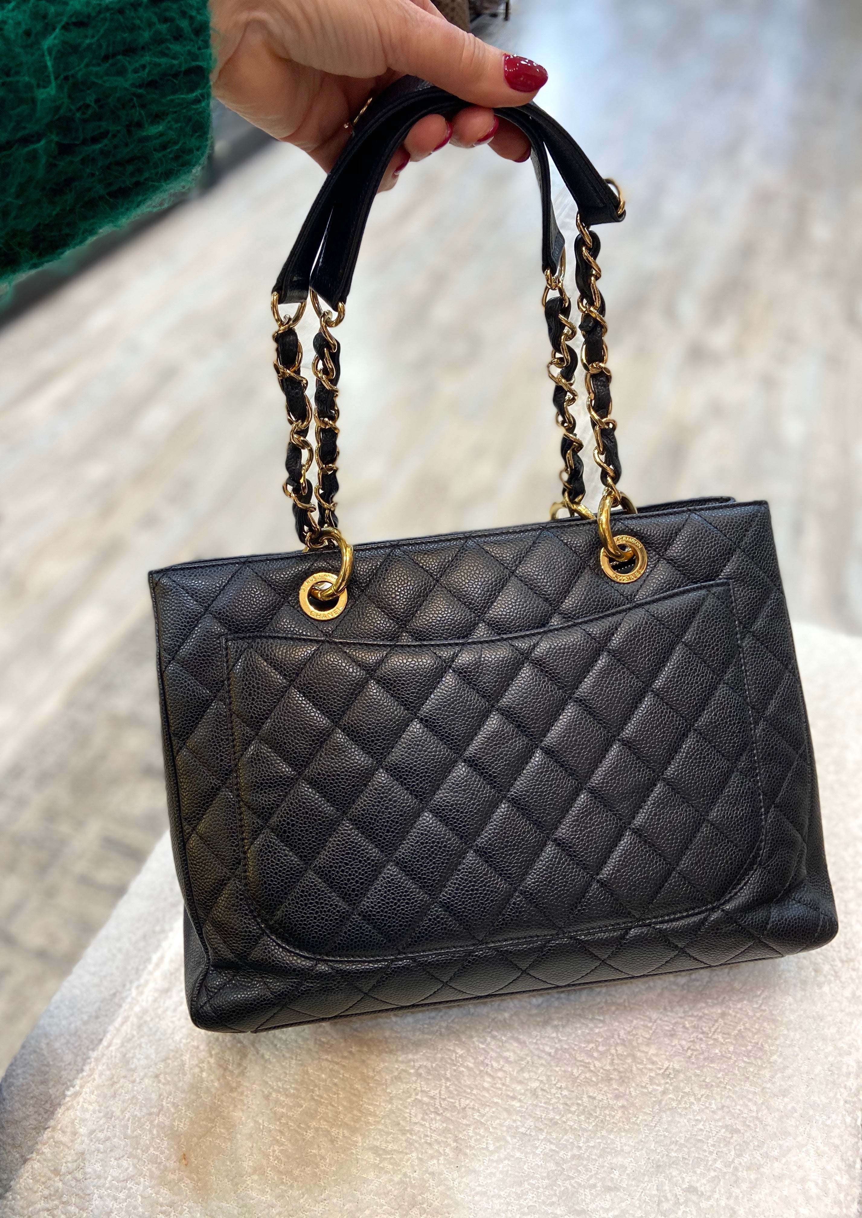 CHANEL CAVIAR QUILTED GRAND SHOPPING TOTE BAG