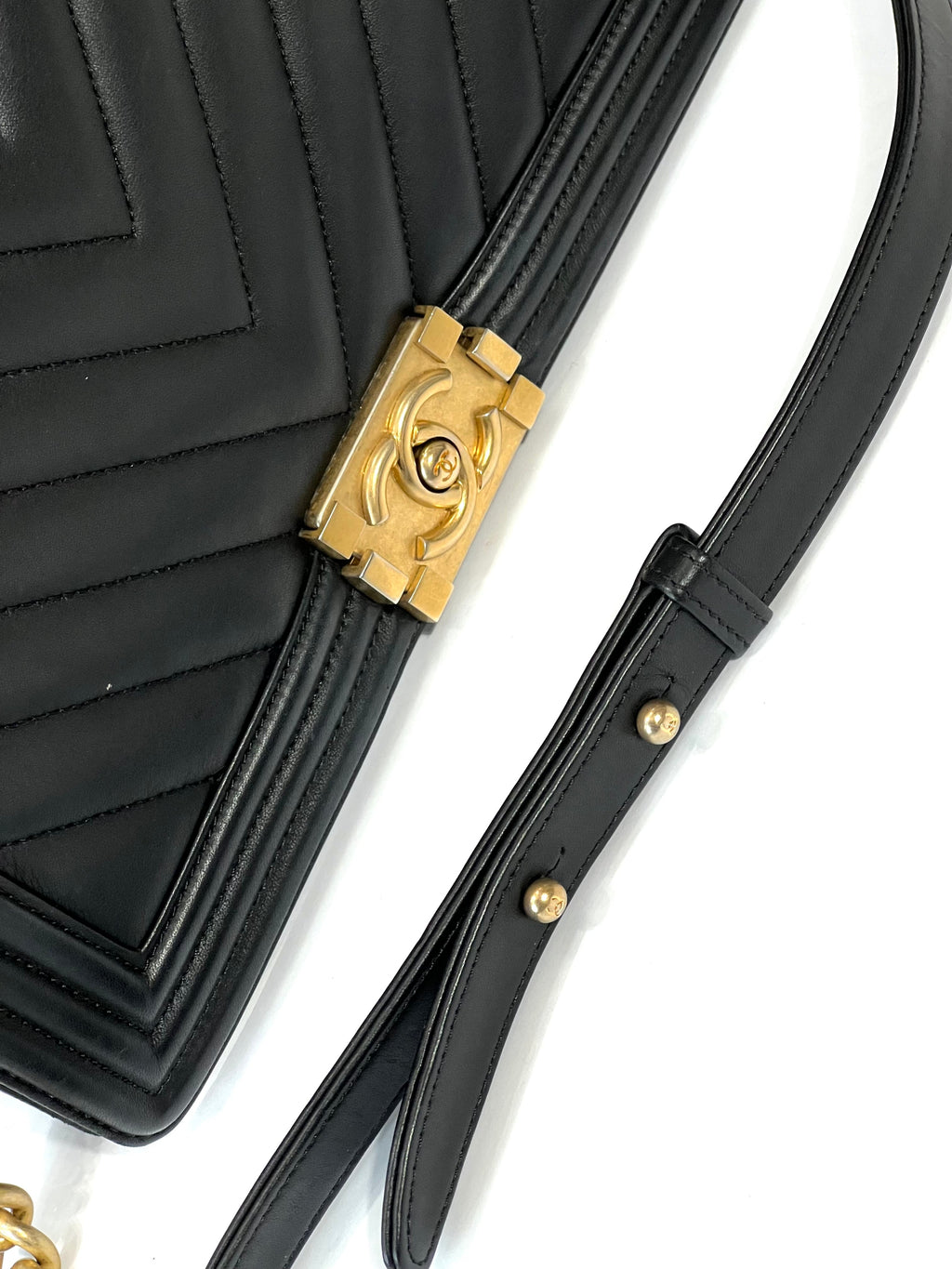 CHANEL CHEVRON QUILTED CALFSKIN NEW MEDIUM BOY FLAP BAG