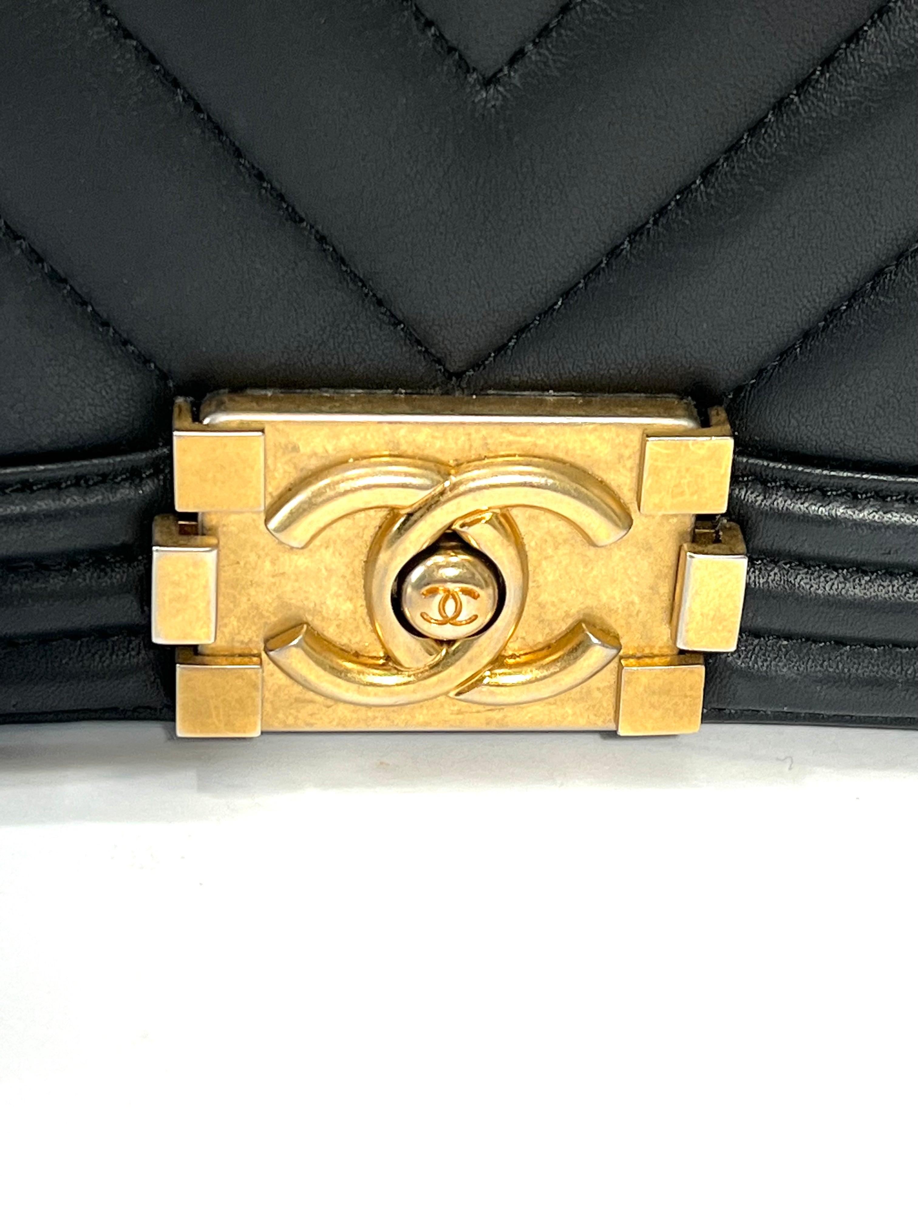 CHANEL CHEVRON QUILTED CALFSKIN NEW MEDIUM BOY FLAP BAG