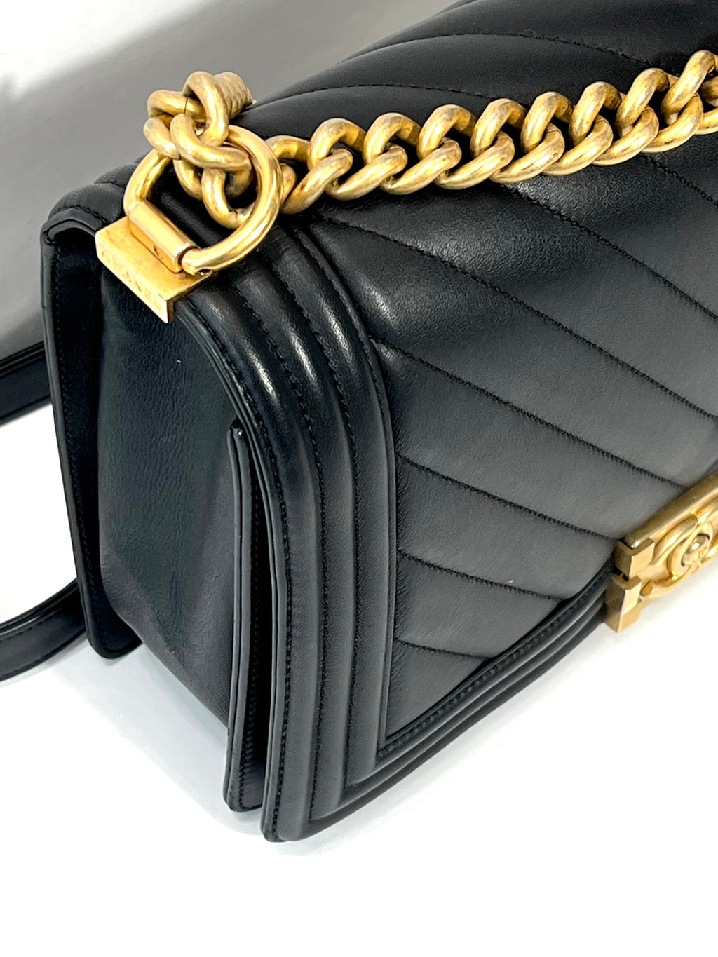 CHANEL CHEVRON QUILTED CALFSKIN NEW MEDIUM BOY FLAP BAG