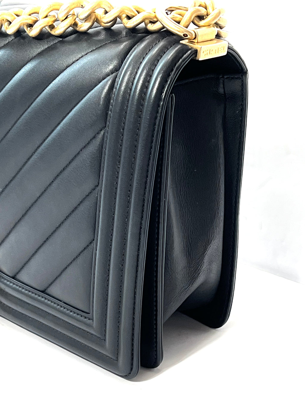 CHANEL CHEVRON QUILTED CALFSKIN NEW MEDIUM BOY FLAP BAG