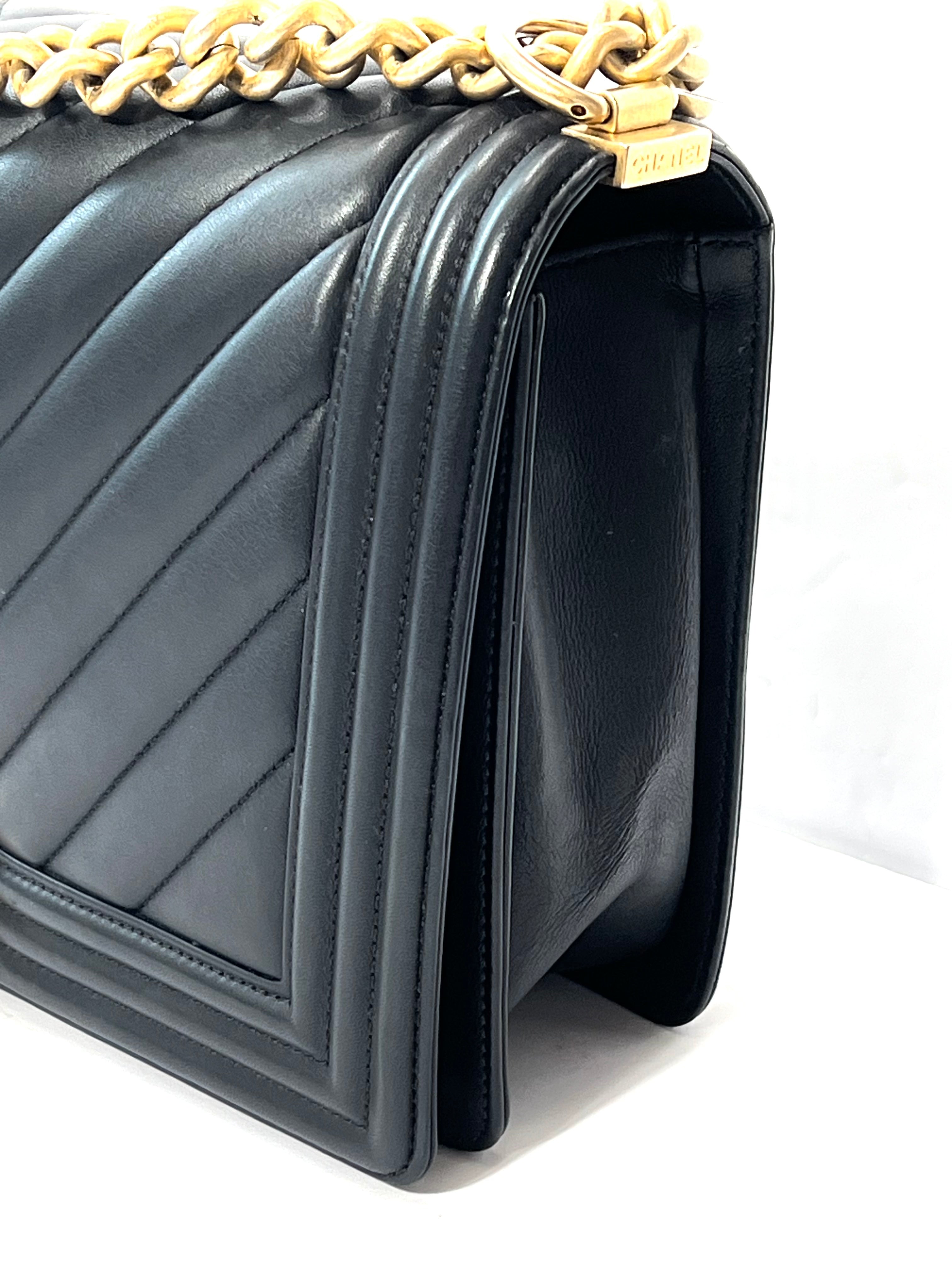 CHANEL CHEVRON QUILTED CALFSKIN NEW MEDIUM BOY FLAP BAG