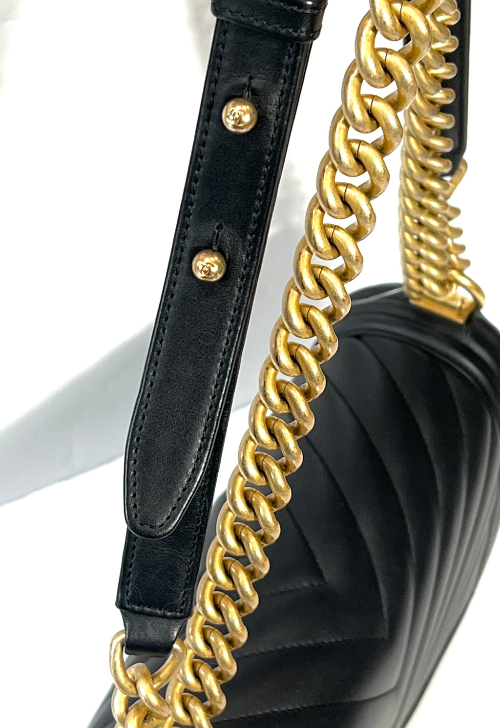 CHANEL CHEVRON QUILTED CALFSKIN NEW MEDIUM BOY FLAP BAG