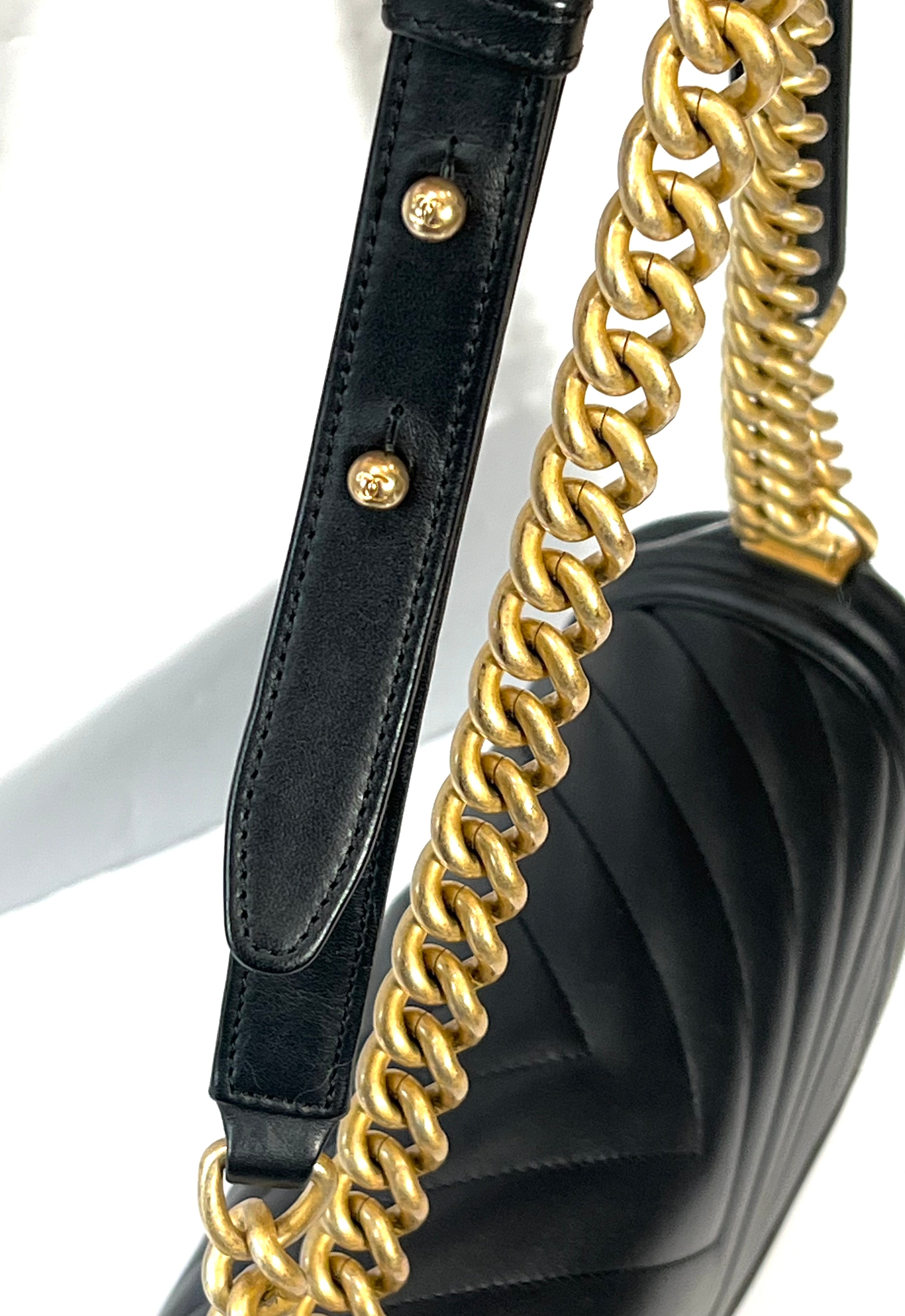 CHANEL CHEVRON QUILTED CALFSKIN NEW MEDIUM BOY FLAP BAG