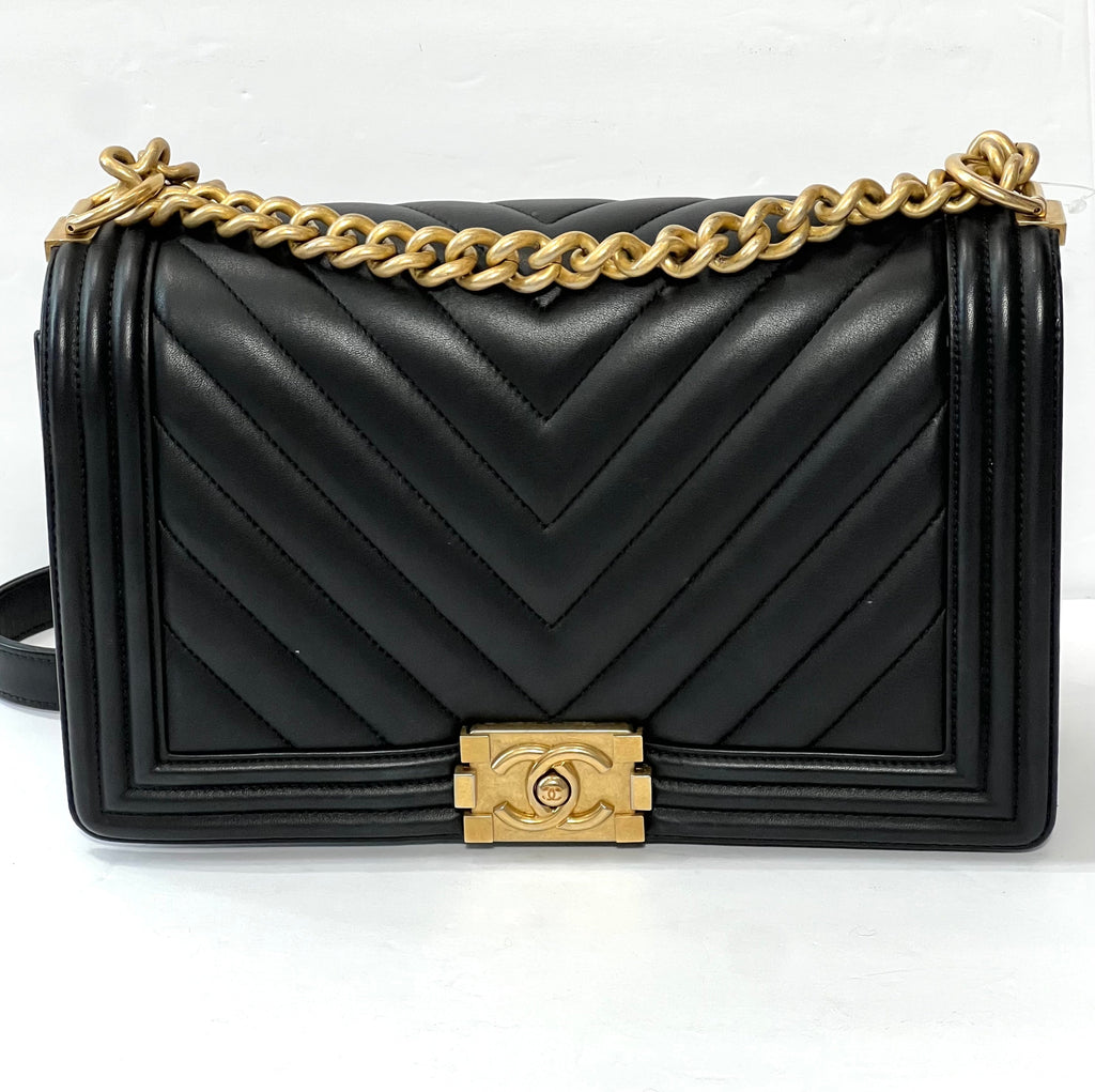 CHANEL CHEVRON QUILTED CALFSKIN NEW MEDIUM BOY FLAP BAG
