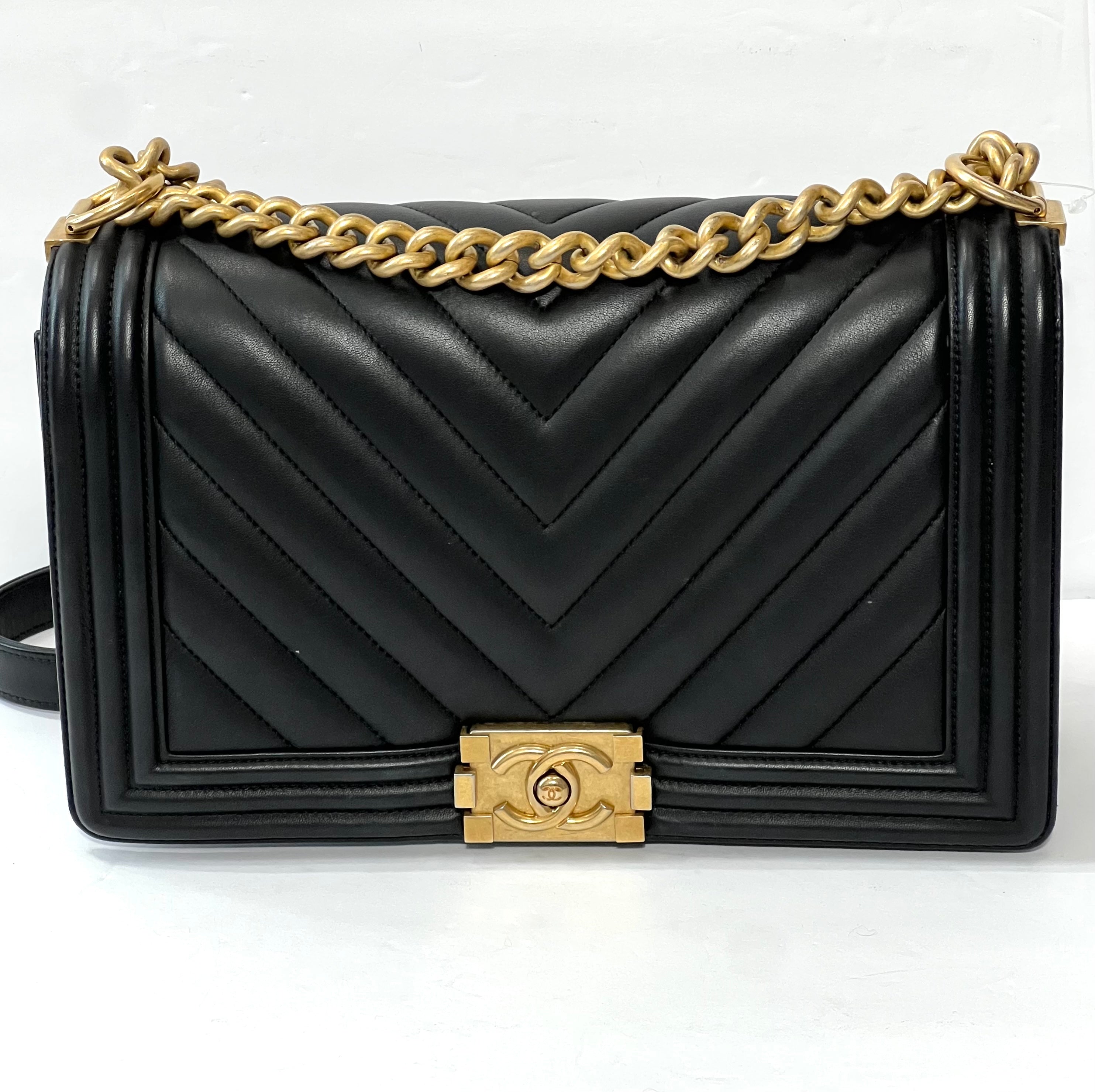 CHANEL CHEVRON QUILTED CALFSKIN NEW MEDIUM BOY FLAP BAG