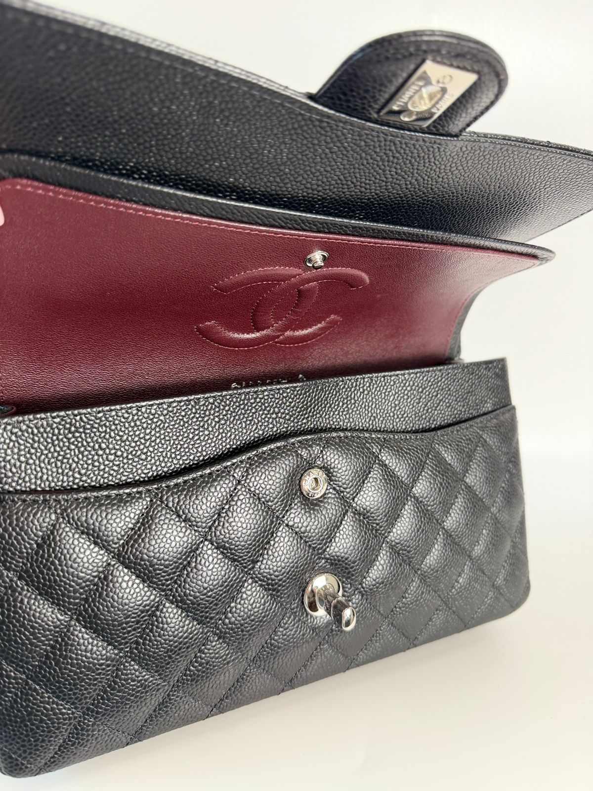 CHANEL CLASSIC  CAVIAR QUILTED DOUBLE FLAP MEDIUM BAG