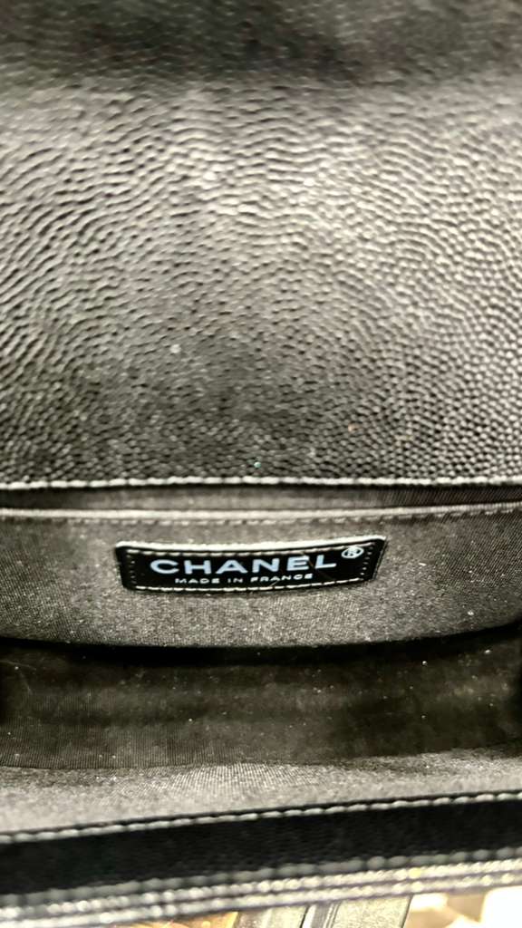 CHANEL CAVIAR DIAMOND QUILTED MEDIUM BOY BAG