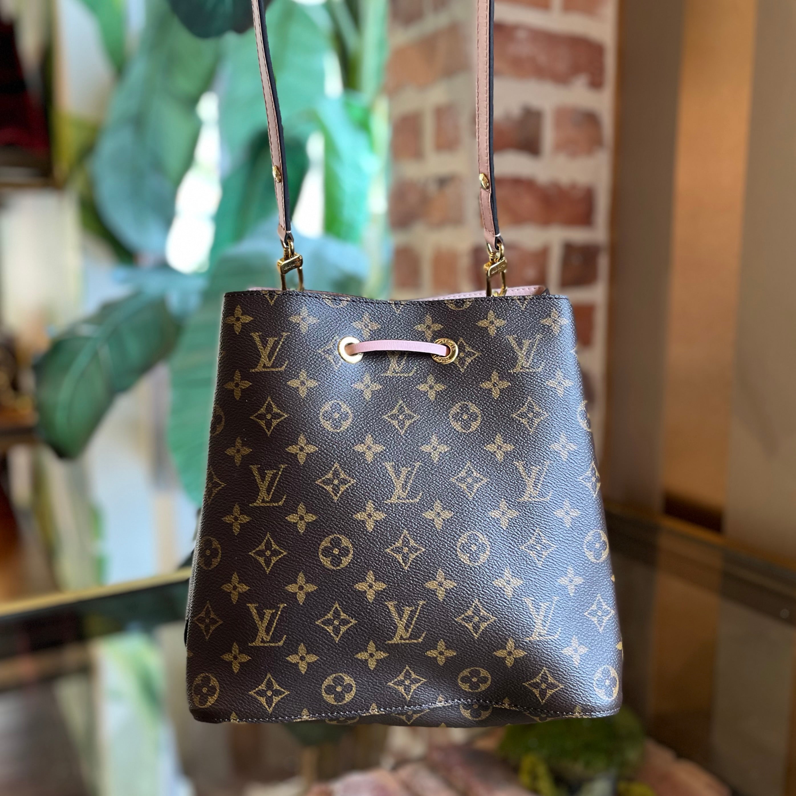 LOUIS VUITTON Neonoe MM Rose Poudre Monogram Canvas Bucket Bag