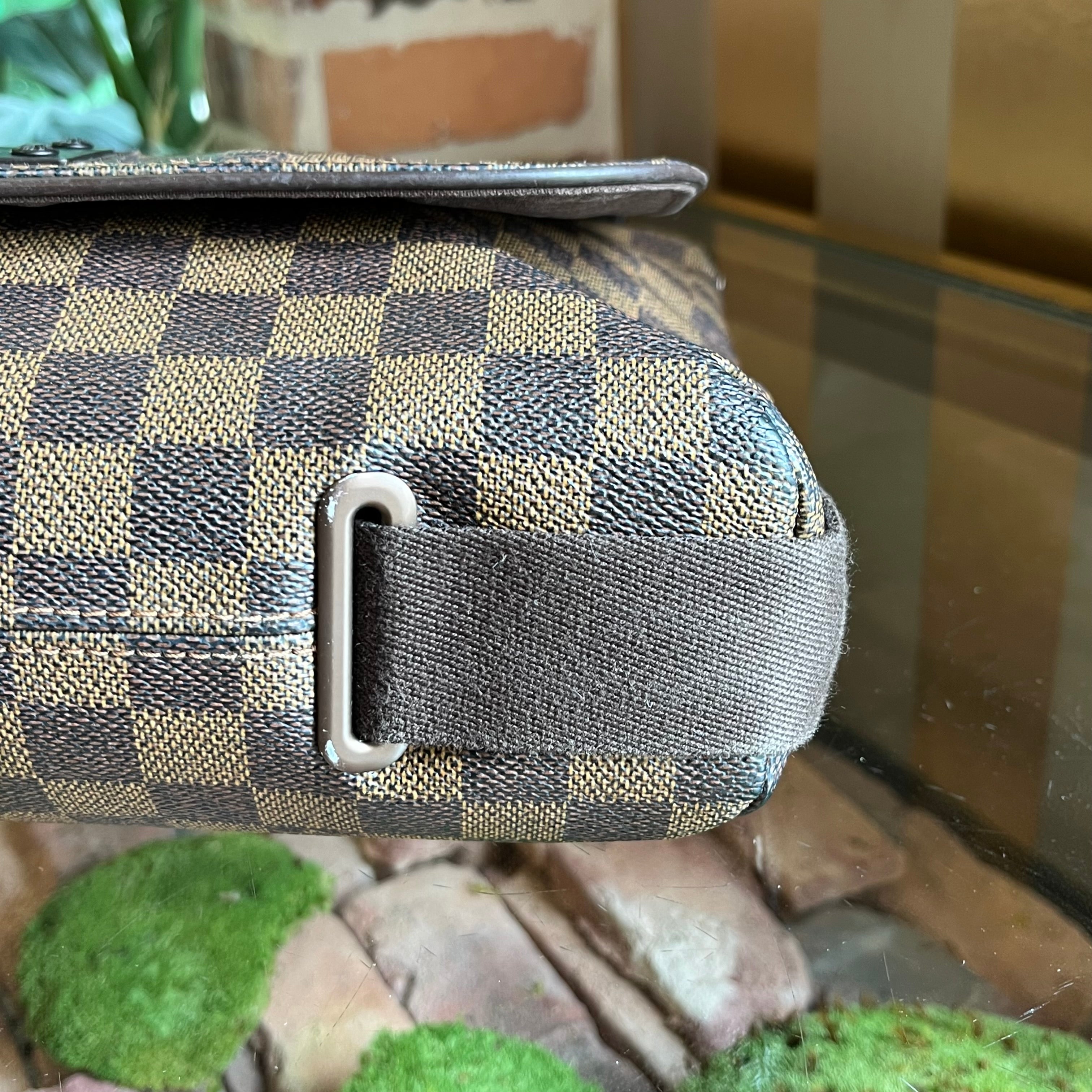 LOUIS VUITTON District Damier Ebene Canvas Messenger Crossbody Bag