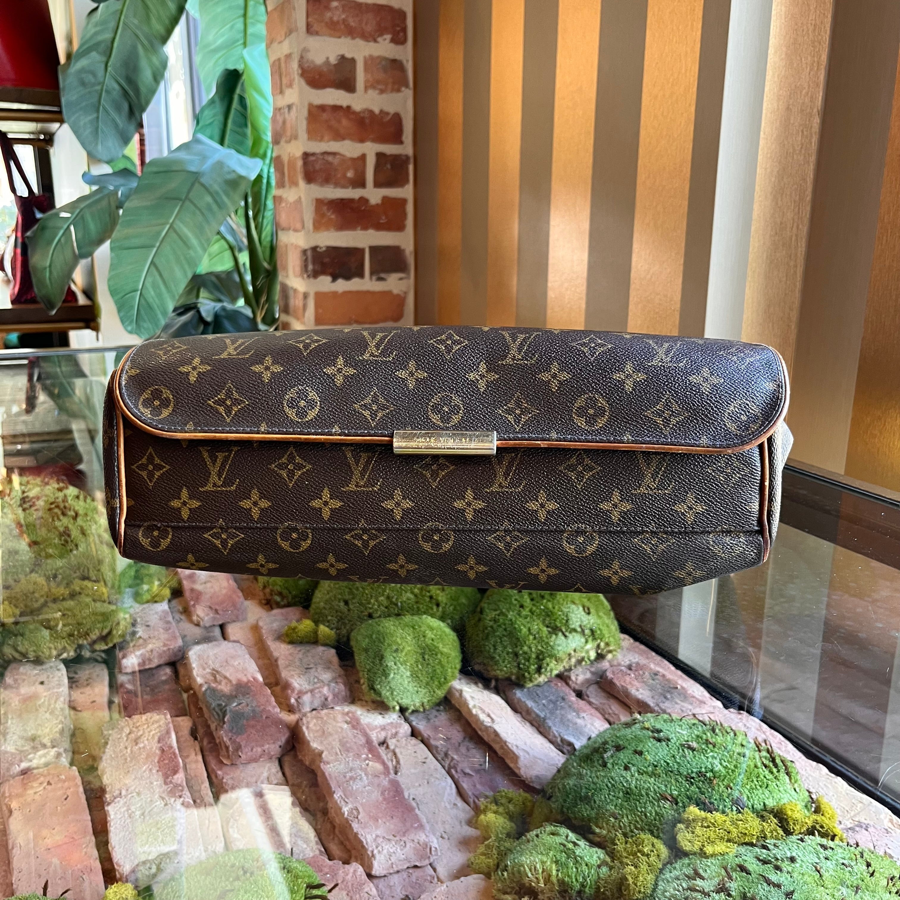 LOUIS VUITTON Abbesses Brown Monogram Canvas Messenger Bag