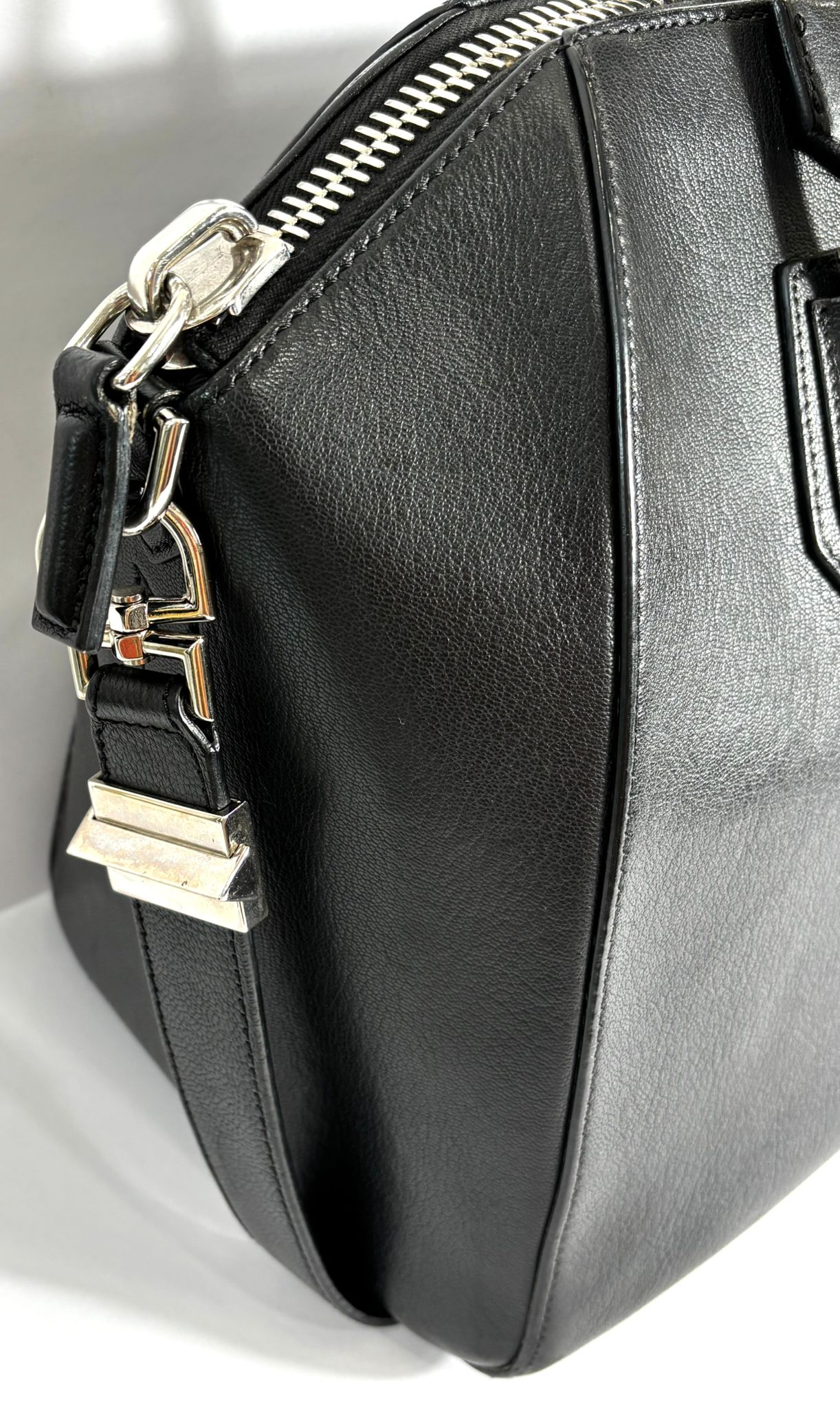 GIVENCHY 2023 MEDIUM CALFSKIN ANTIGONA SATCHEL