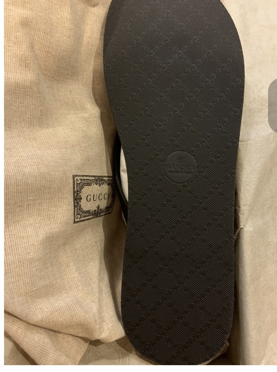 GUCCI GG BLACK LOGO FLIP FLOPS