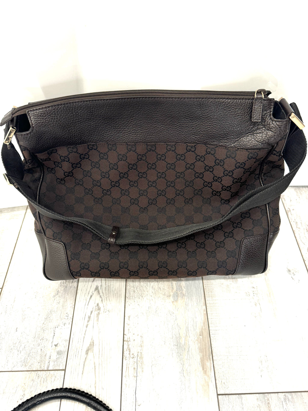 GUCCI GG MONOGRAM CANVAS LEATHER MESSENGER BAG