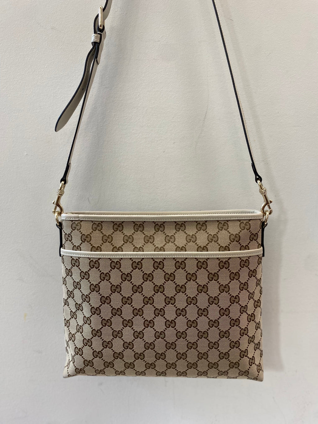 GUCCI GG SUPREME CLASSIC FLAT MESSENGER BAG