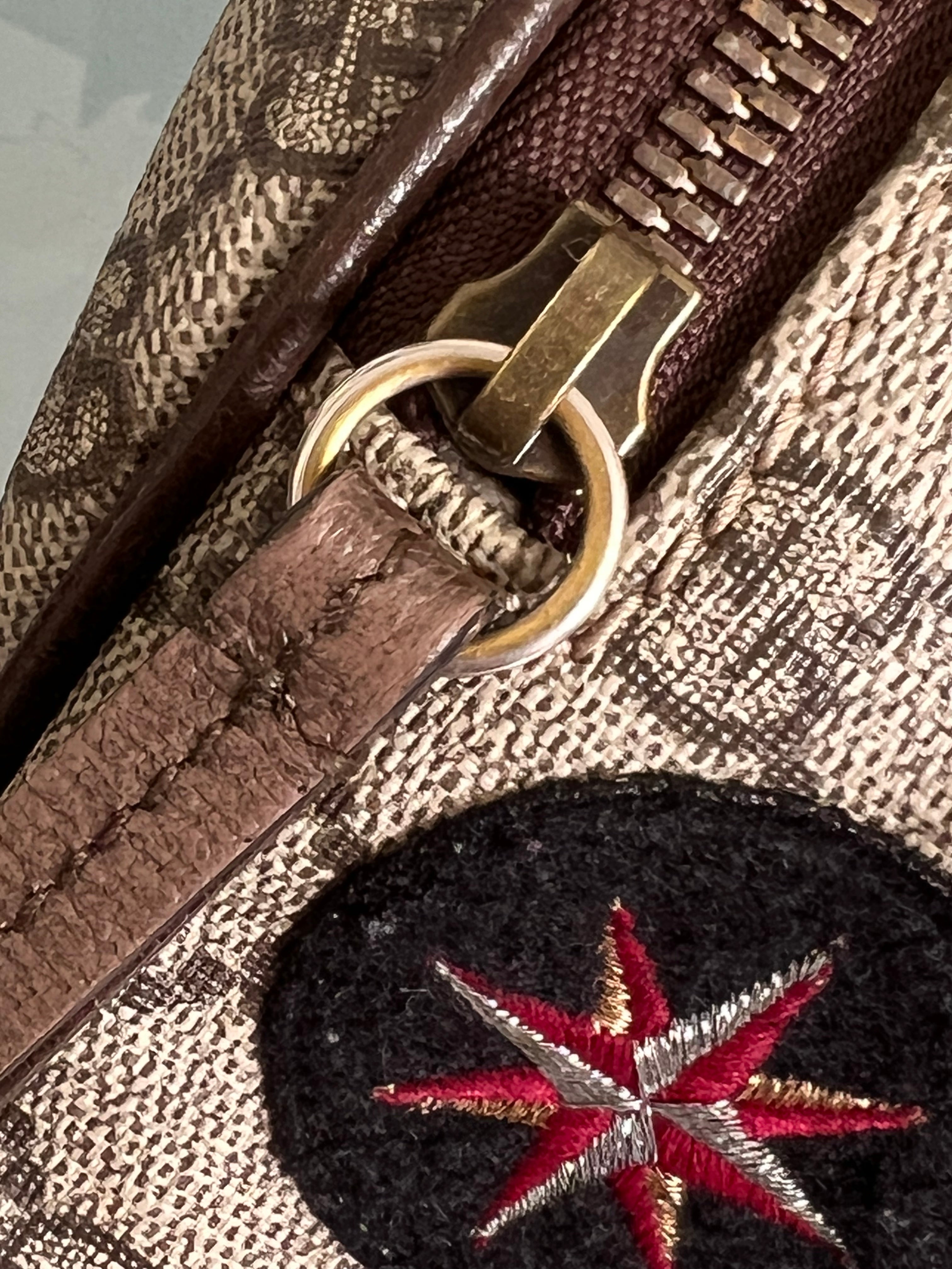 GUCCI GG SUPREME MONOGRAM COURRIER BELT BAG