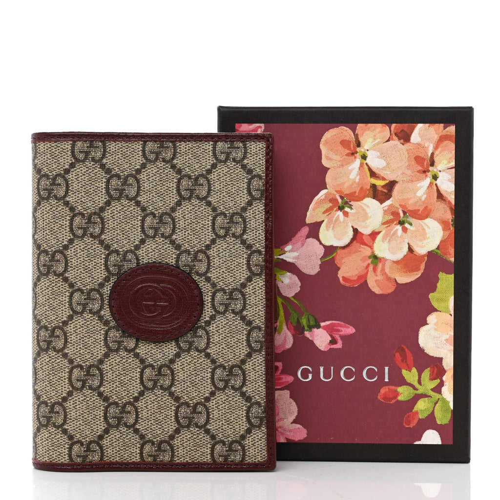 GUCCI GG SUPREME INTERLOCKING G PASSPORT COVER