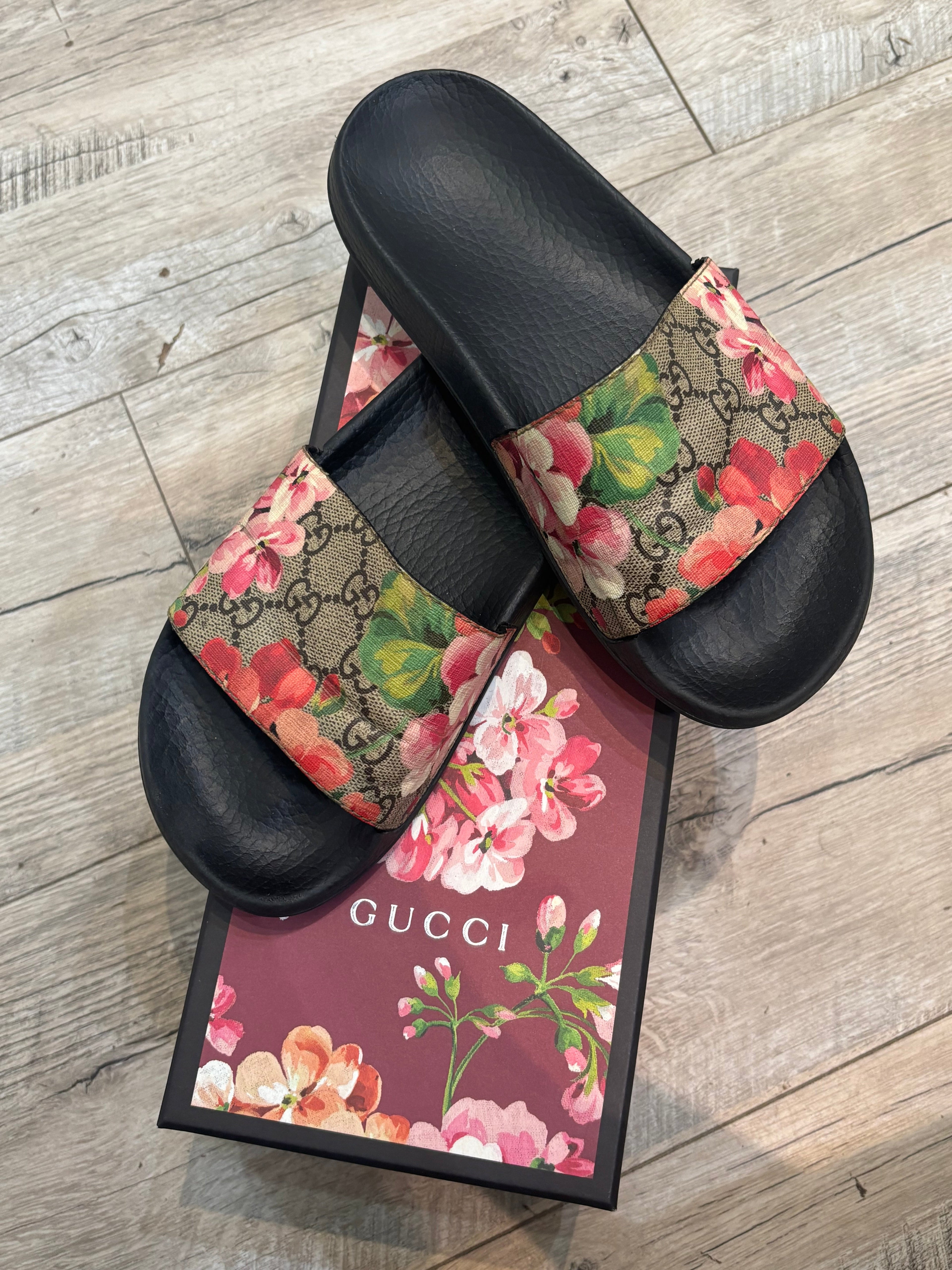 GUCCI GG SUPREME MONOGRAM BLOOMS SLIDE MULES