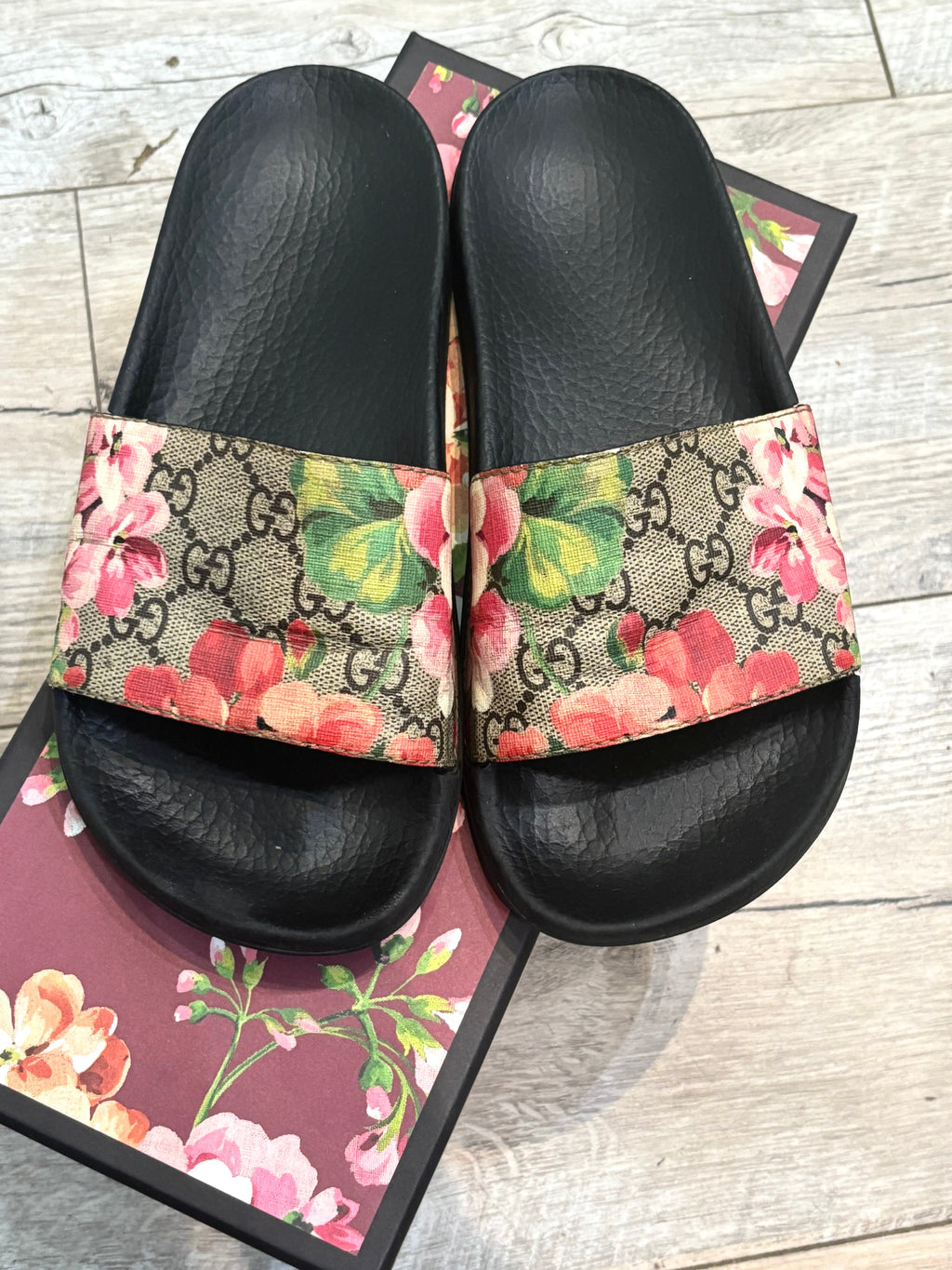 GUCCI GG SUPREME MONOGRAM BLOOMS SLIDE MULES