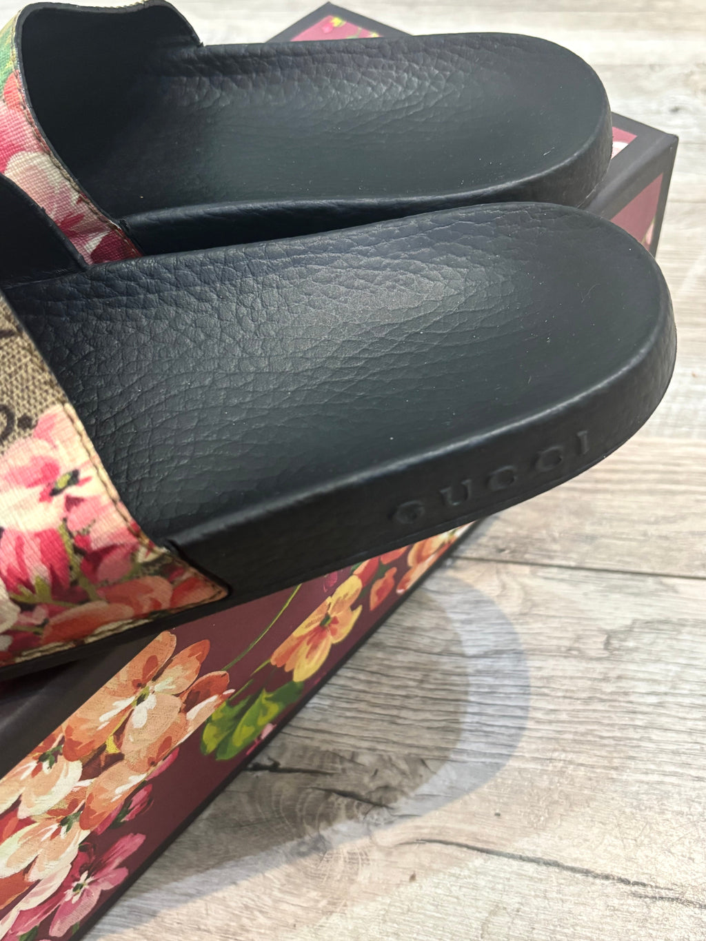 GUCCI GG SUPREME MONOGRAM BLOOMS SLIDE MULES
