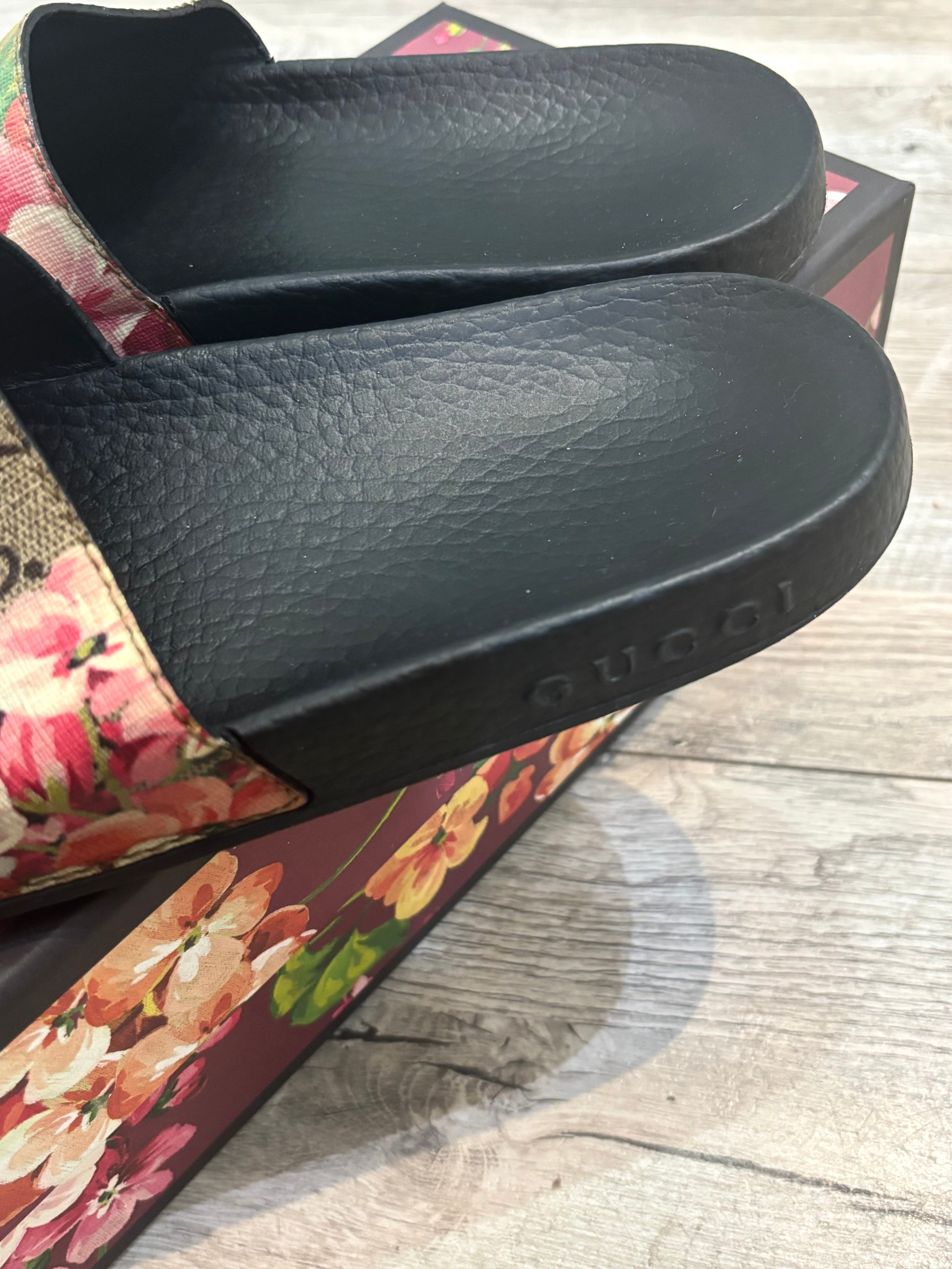 GUCCI GG SUPREME MONOGRAM BLOOMS SLIDE MULES