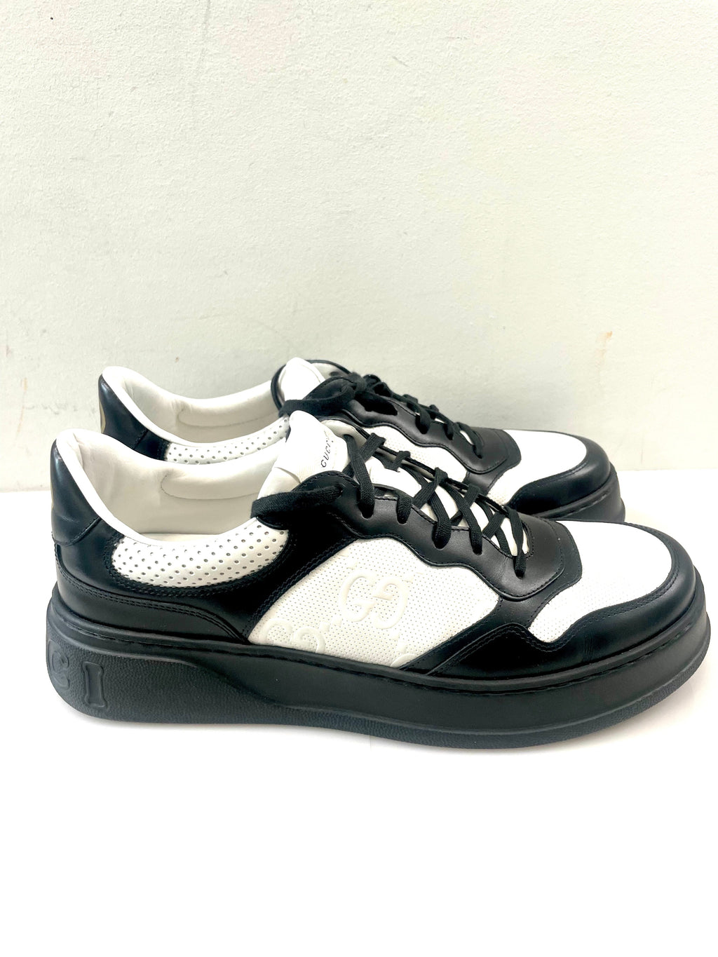 GUCCI GG EMBOSSED LOW-TOP LEATHER SNEAKERS