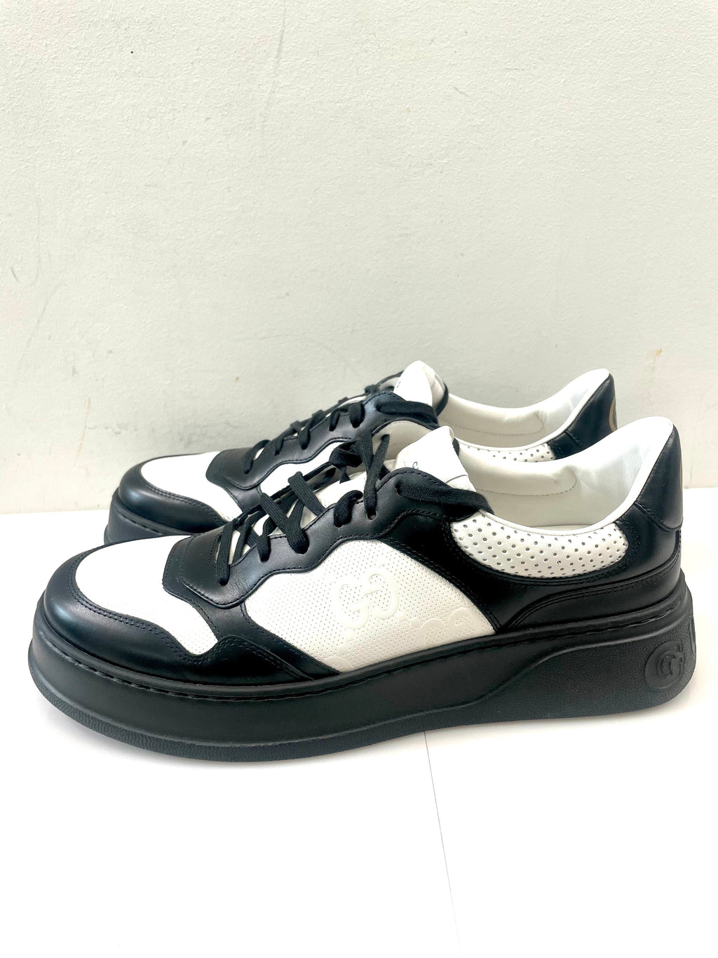GUCCI GG EMBOSSED LOW-TOP LEATHER SNEAKERS